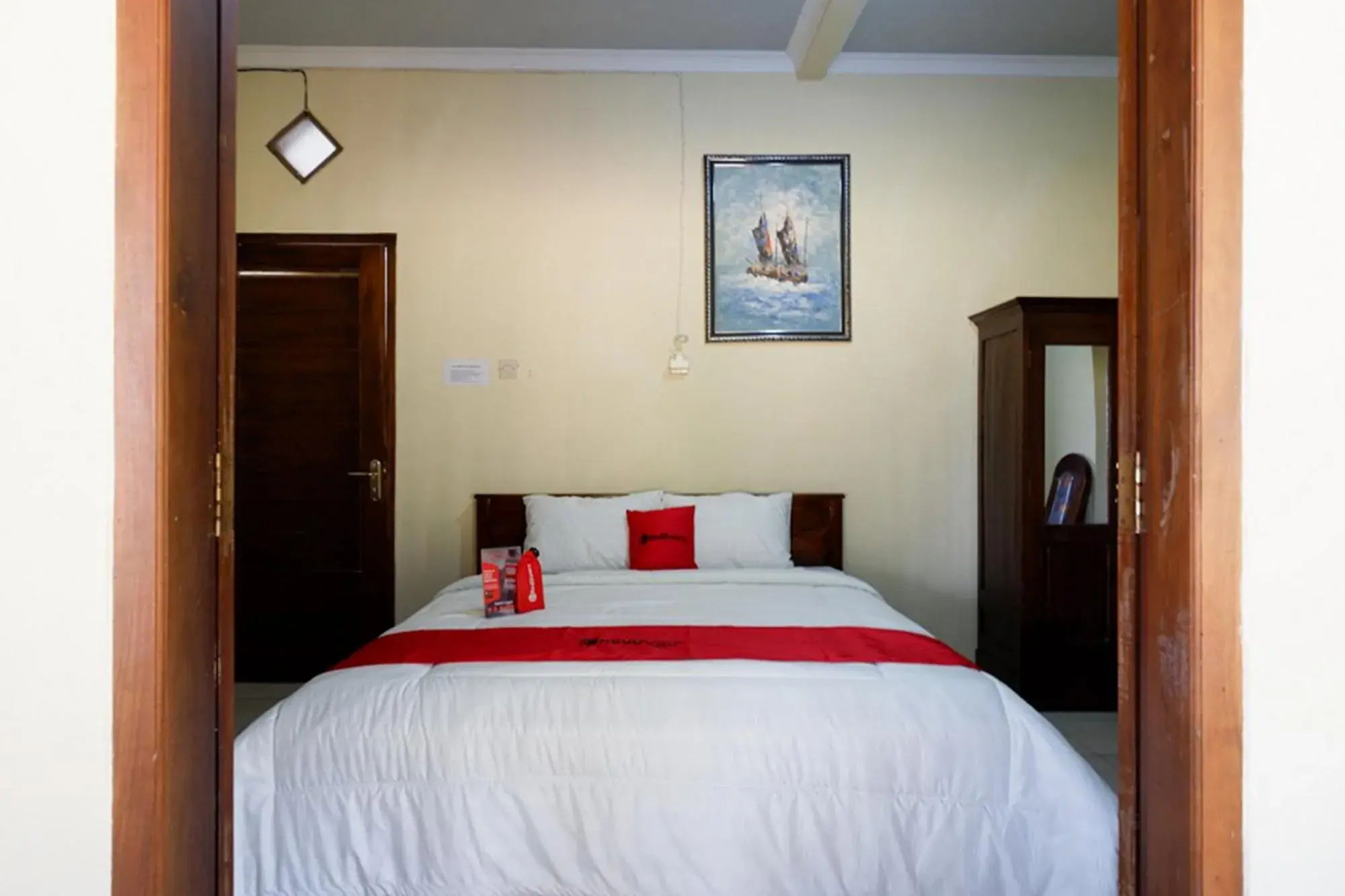 Bed in RedDoorz Syariah near Alun Alun Pacitan 2 Bed in RedDoorz Syariah near Alun Alun Pacitan 2