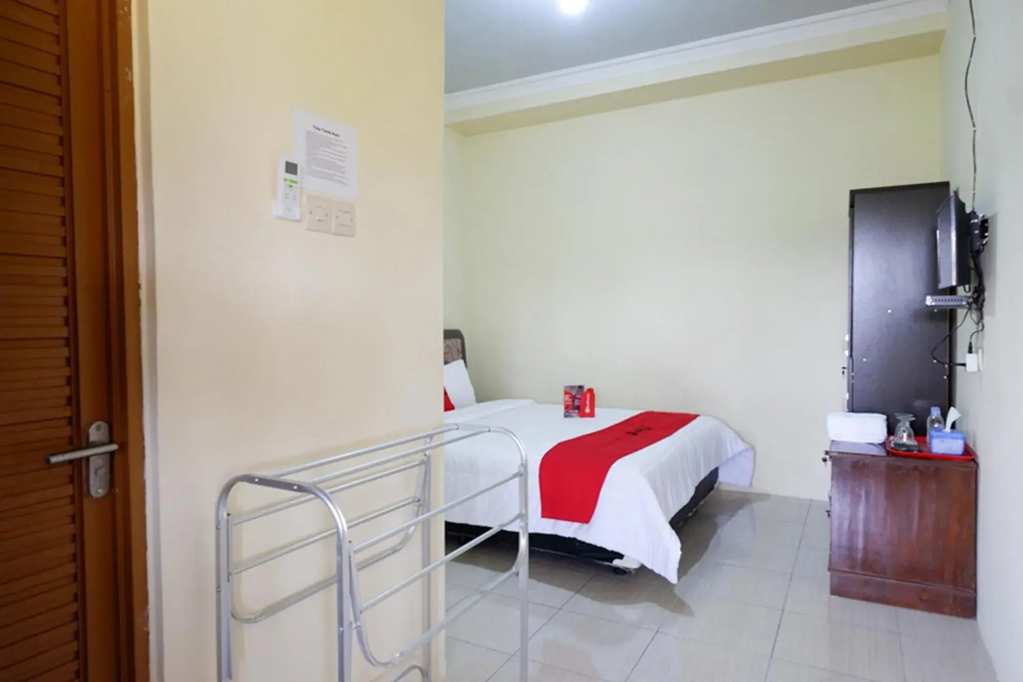 Bed in RedDoorz Syariah near Alun Alun Pacitan 2 Bed in RedDoorz Syariah near Alun Alun Pacitan 2