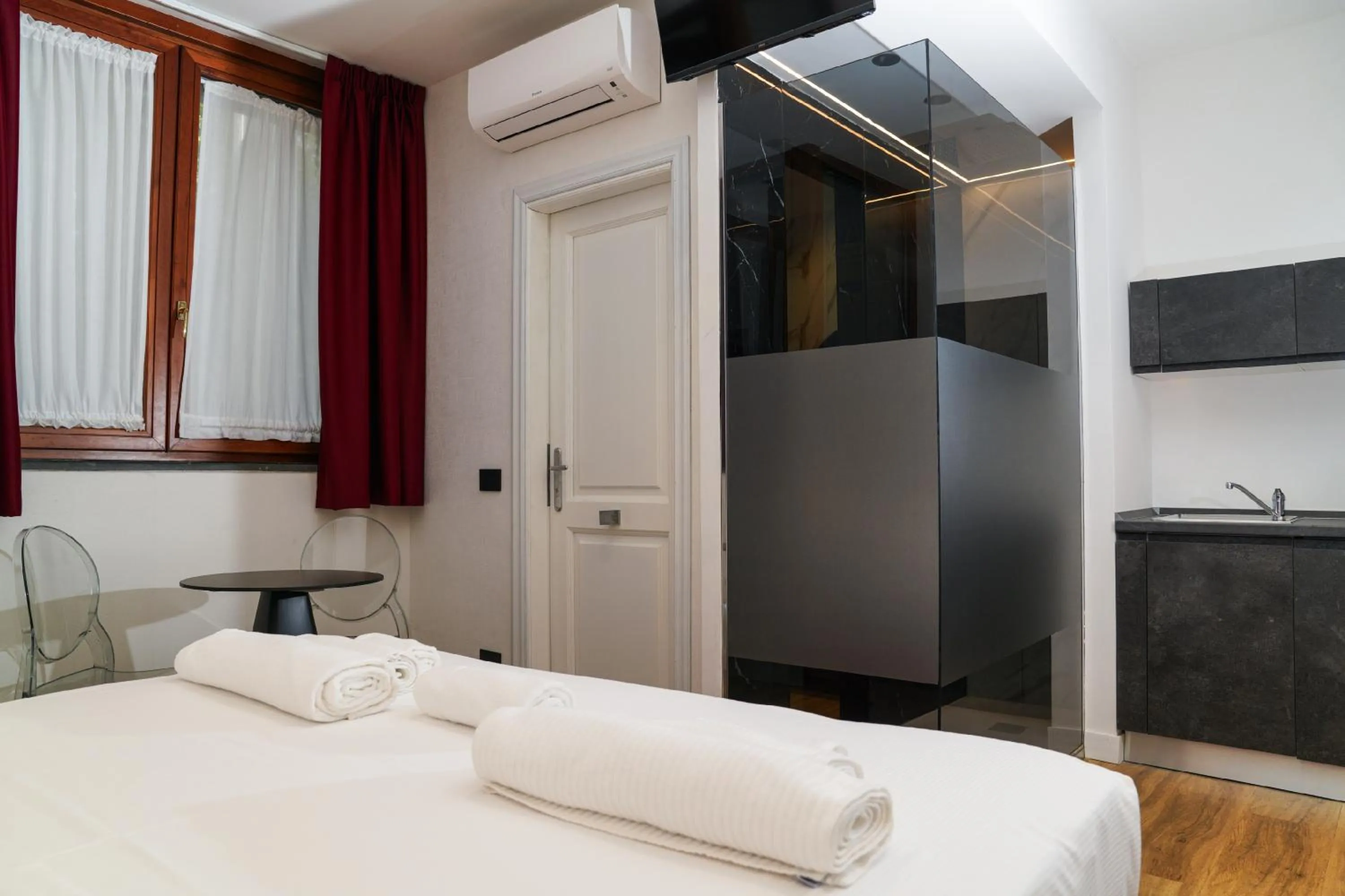 Photo of the whole room, Bed in Hotel Il Tesoro Pompeiano