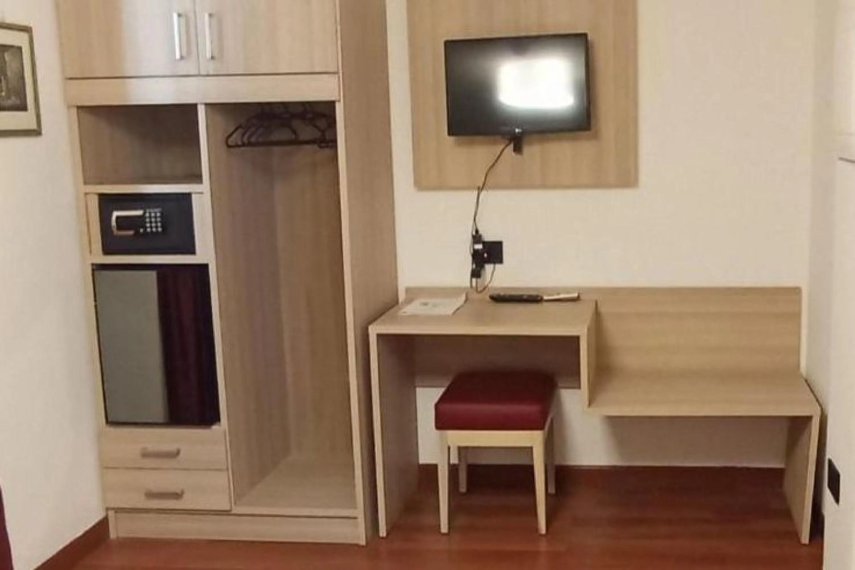 wardrobe in Hotel Il Tesoro Pompeiano