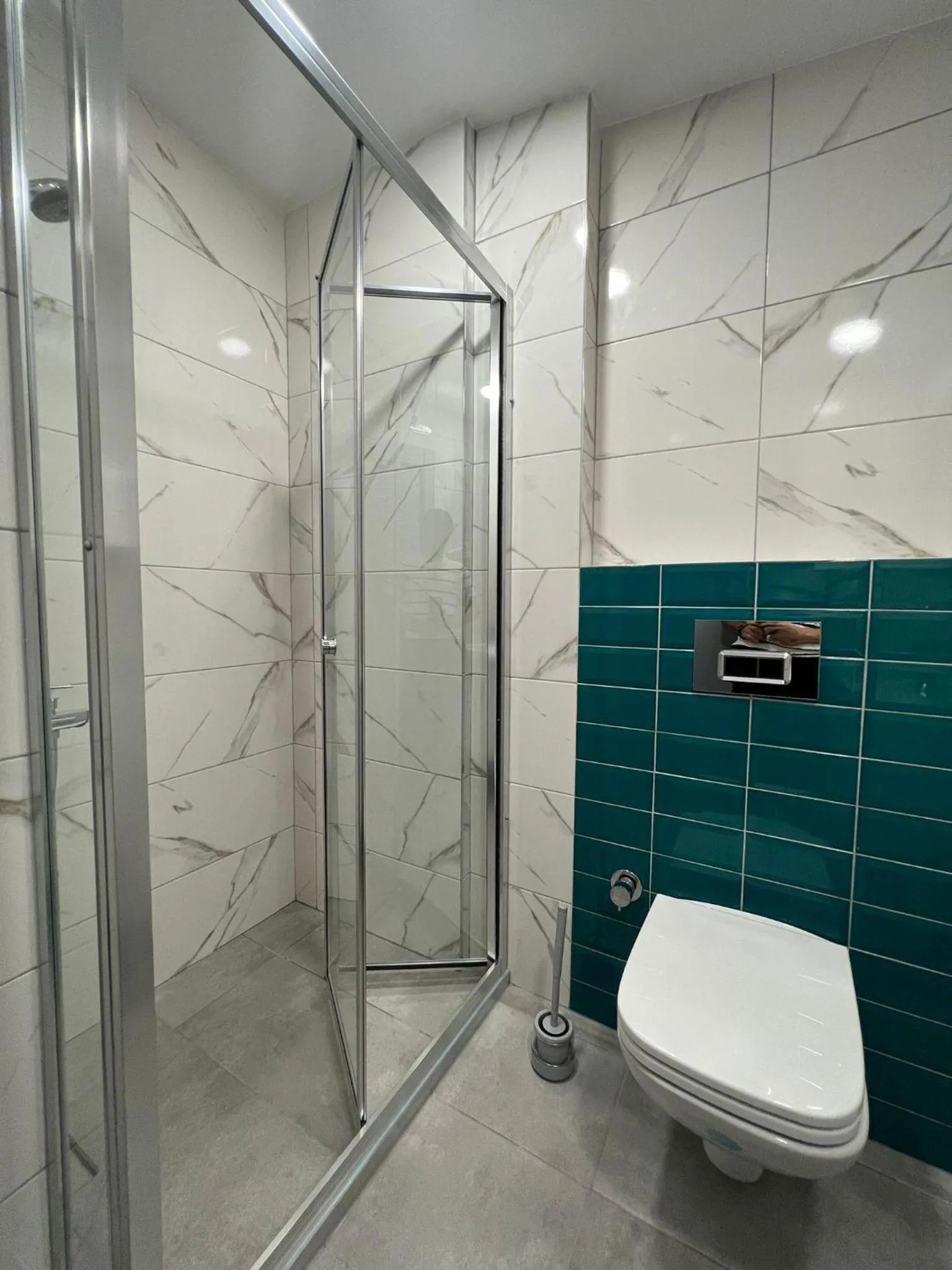 Shower in Lynda Hotel