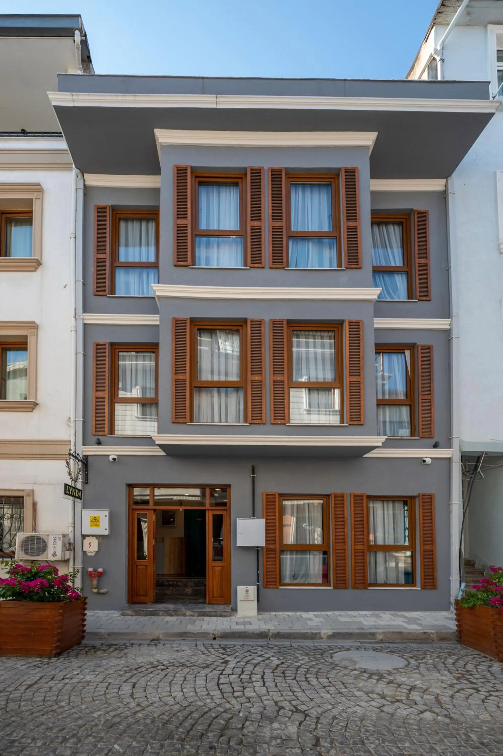 Property building in Lynda Hotel