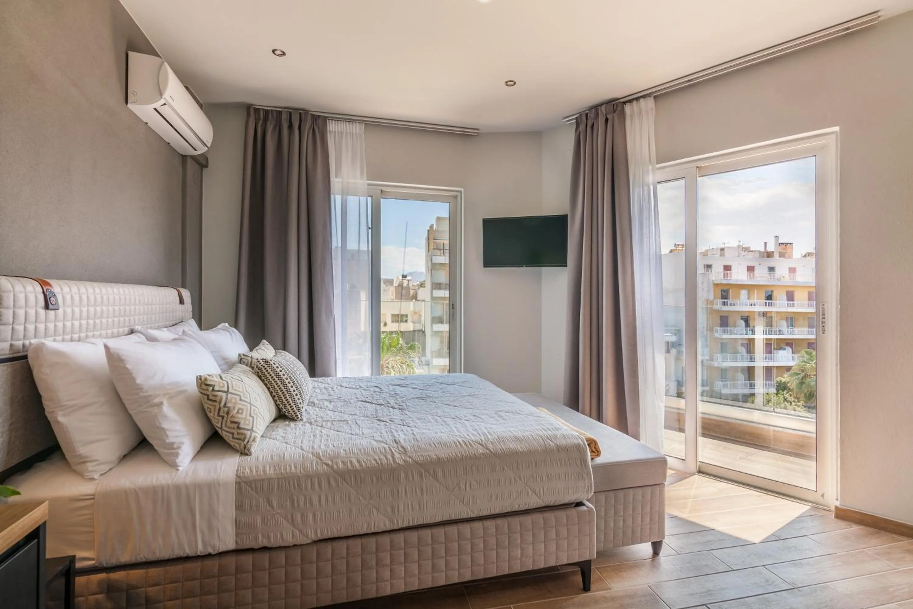 Balcony/Terrace, Bed in Raise Kornarou City Stay