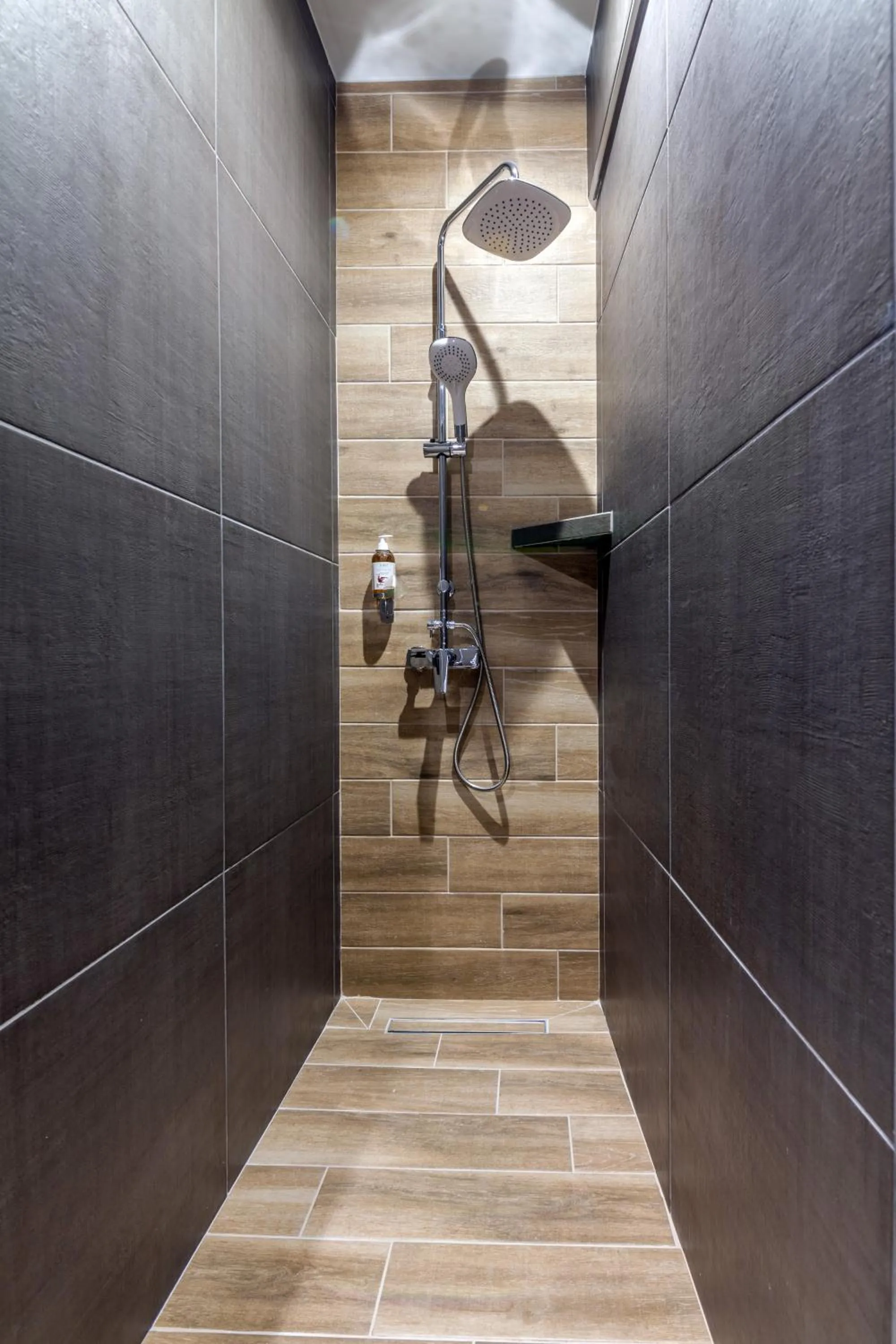 Shower in Raise Kornarou City Stay