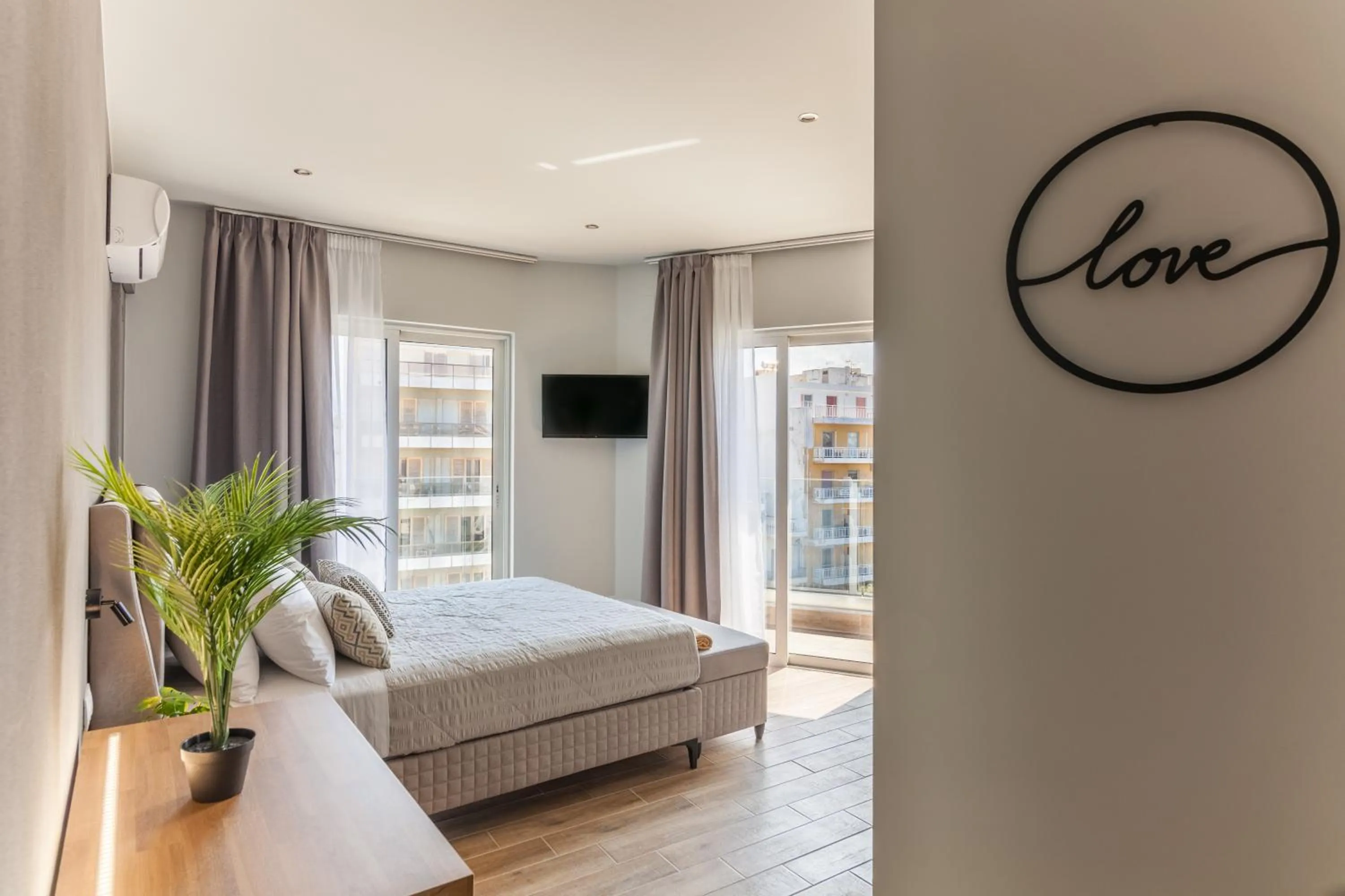 Photo of the whole room, Bed in Raise Kornarou City Stay