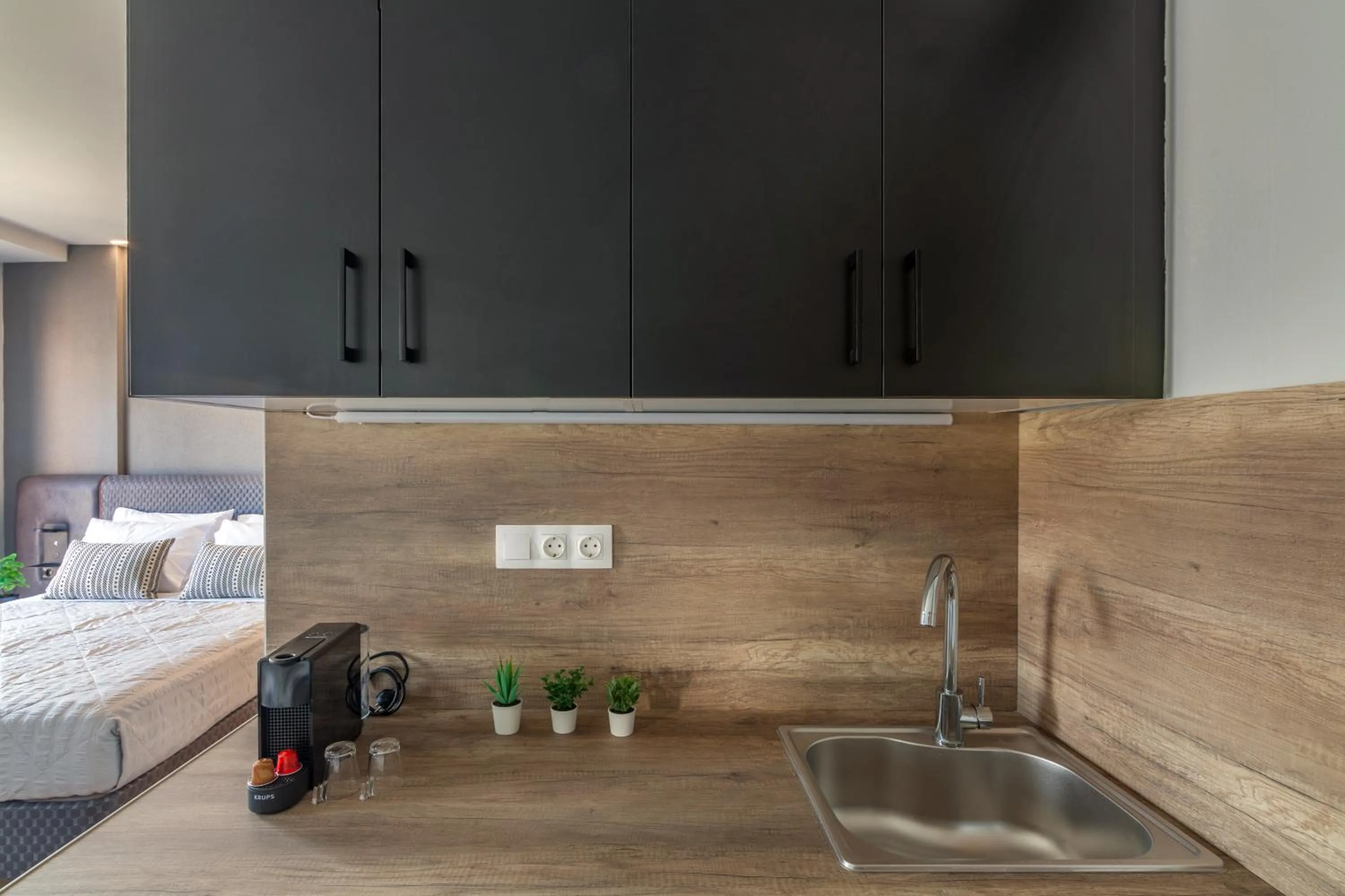 Kitchen or kitchenette, Bed in Raise Kornarou City Stay