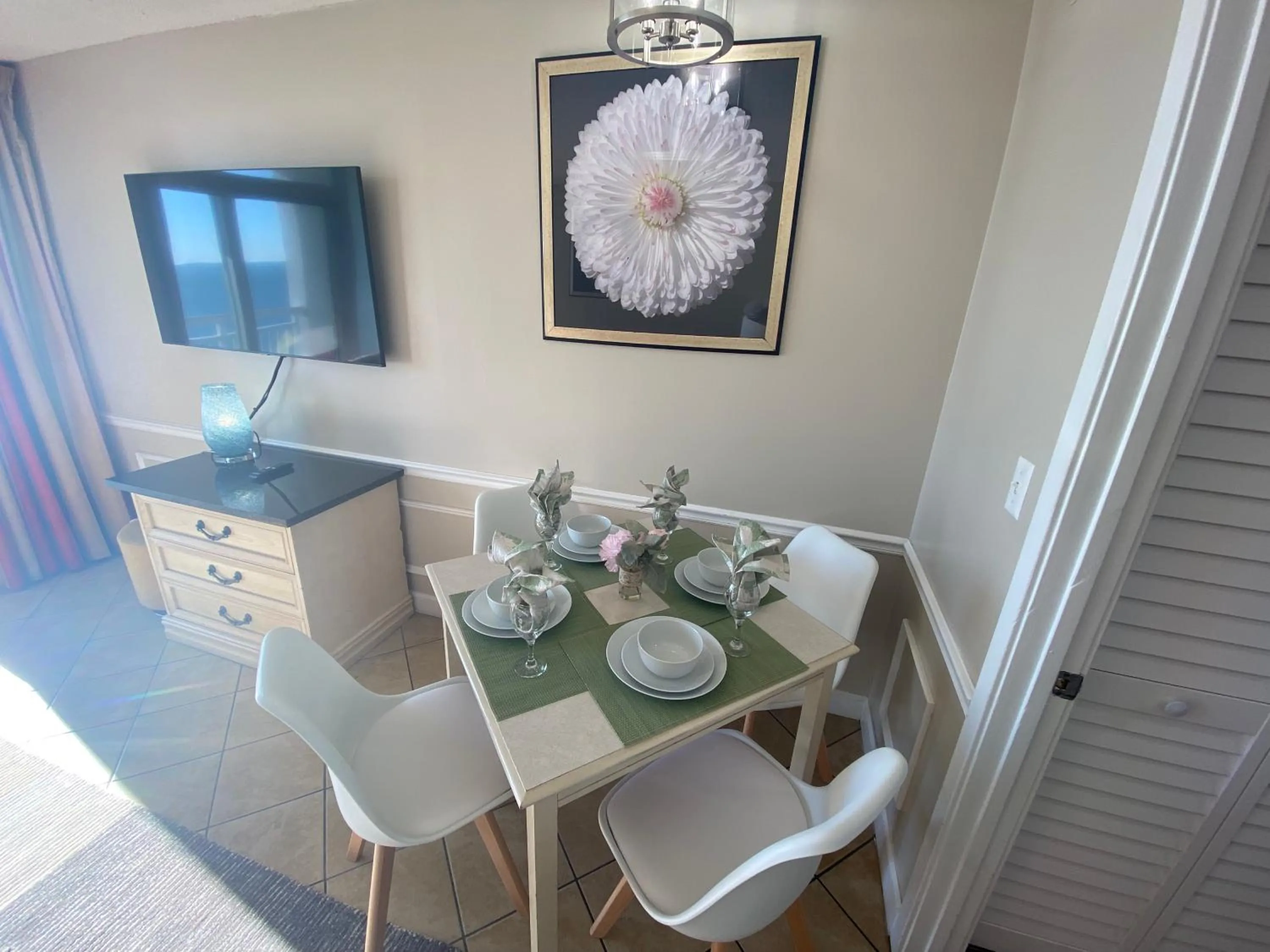 Dining area in Camelot By The Sea Ocean Front Condo