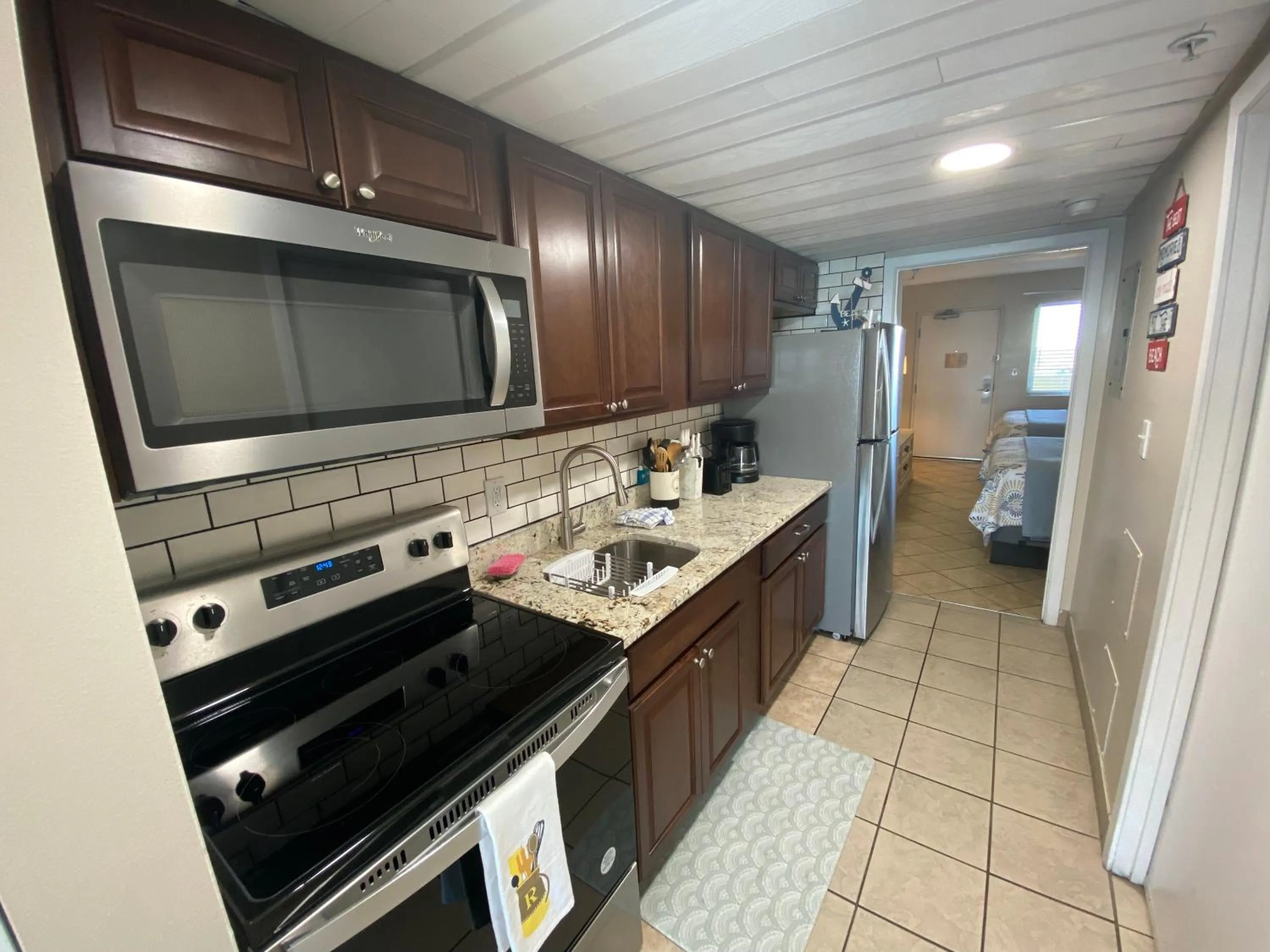Kitchen or kitchenette in Camelot By The Sea Ocean Front Condo