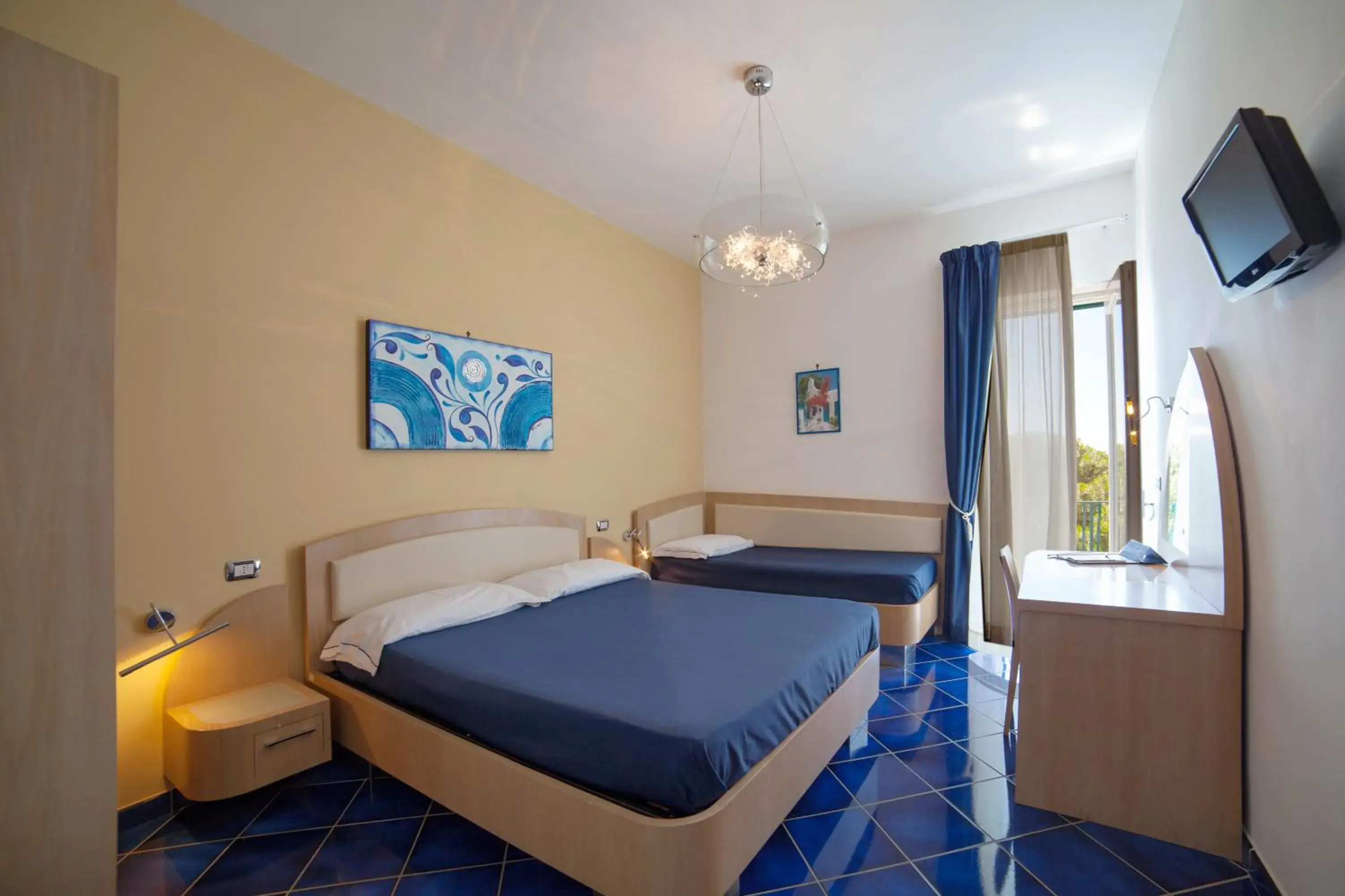 Triple Room with Sea View and Private Balcony in Hotel Il Pino Triple Room with Sea View and Private Balcony in Hotel Il Pino