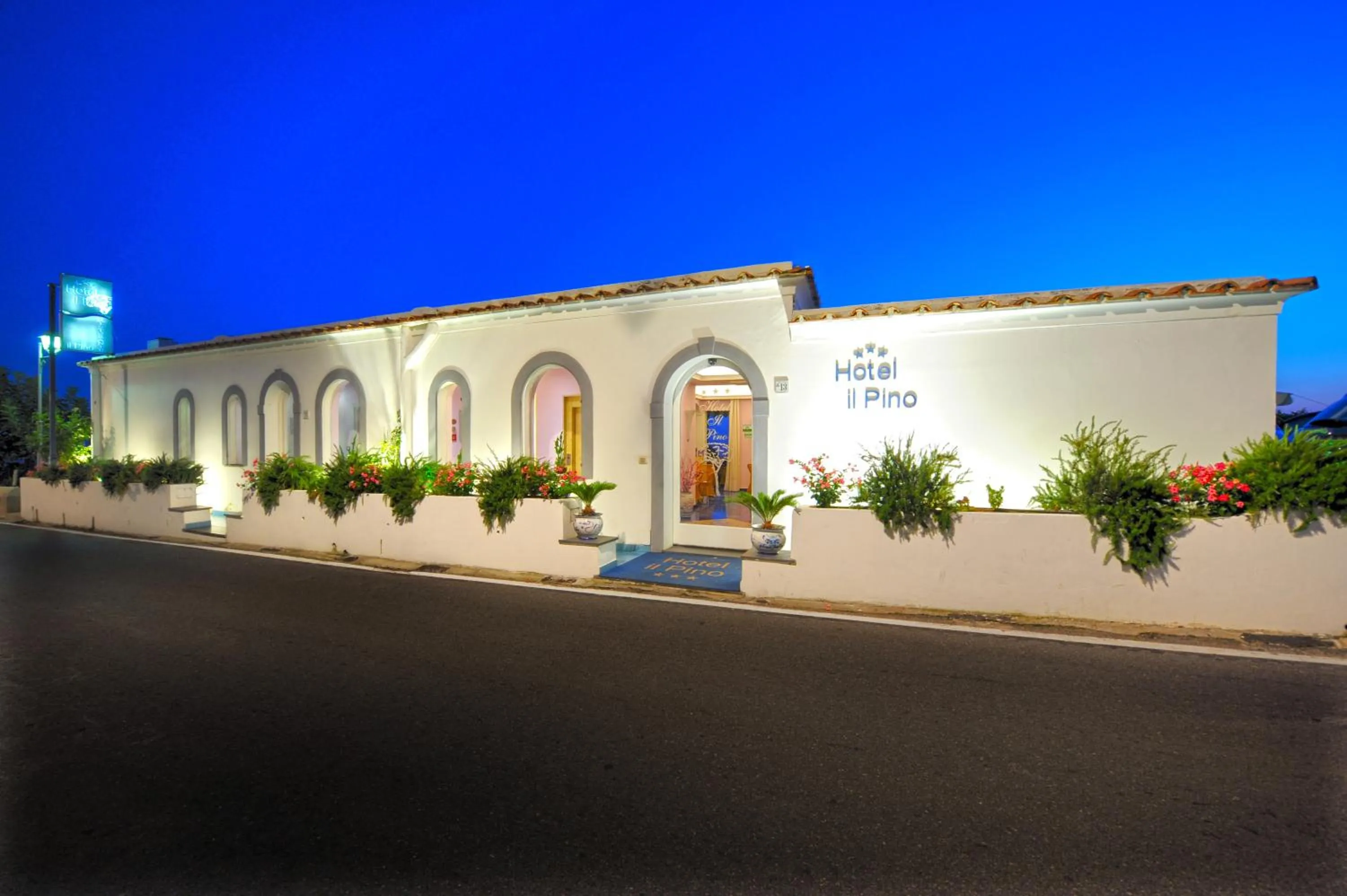 Facade/entrance in Hotel Il Pino