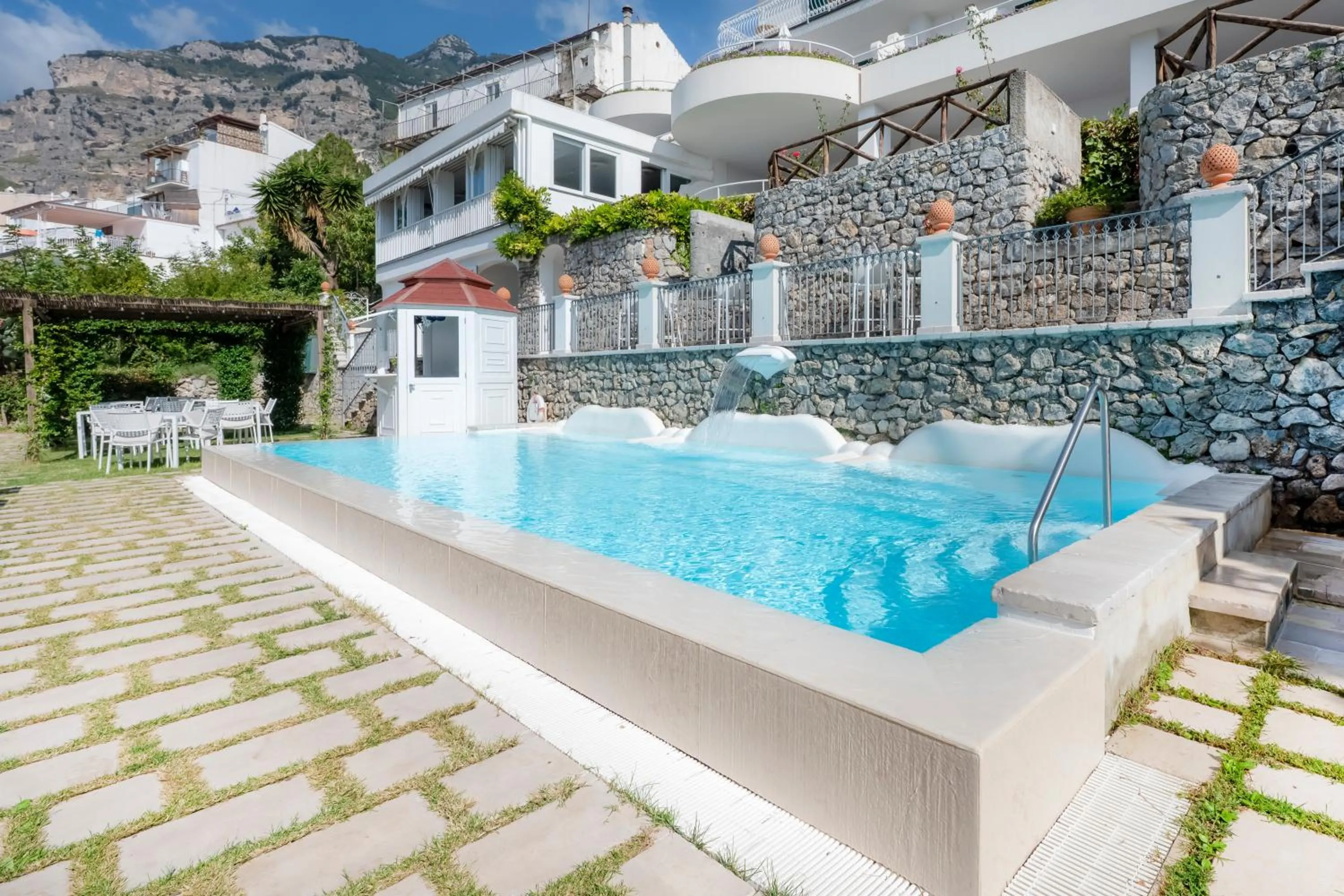 Property building in Hotel Il Pino