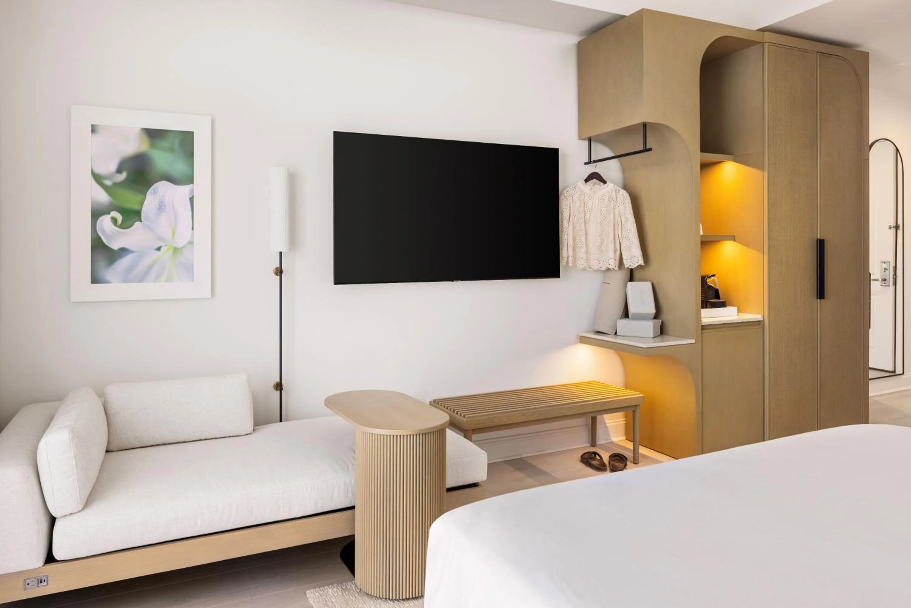 wardrobe, Bed in The Hotel Zamora