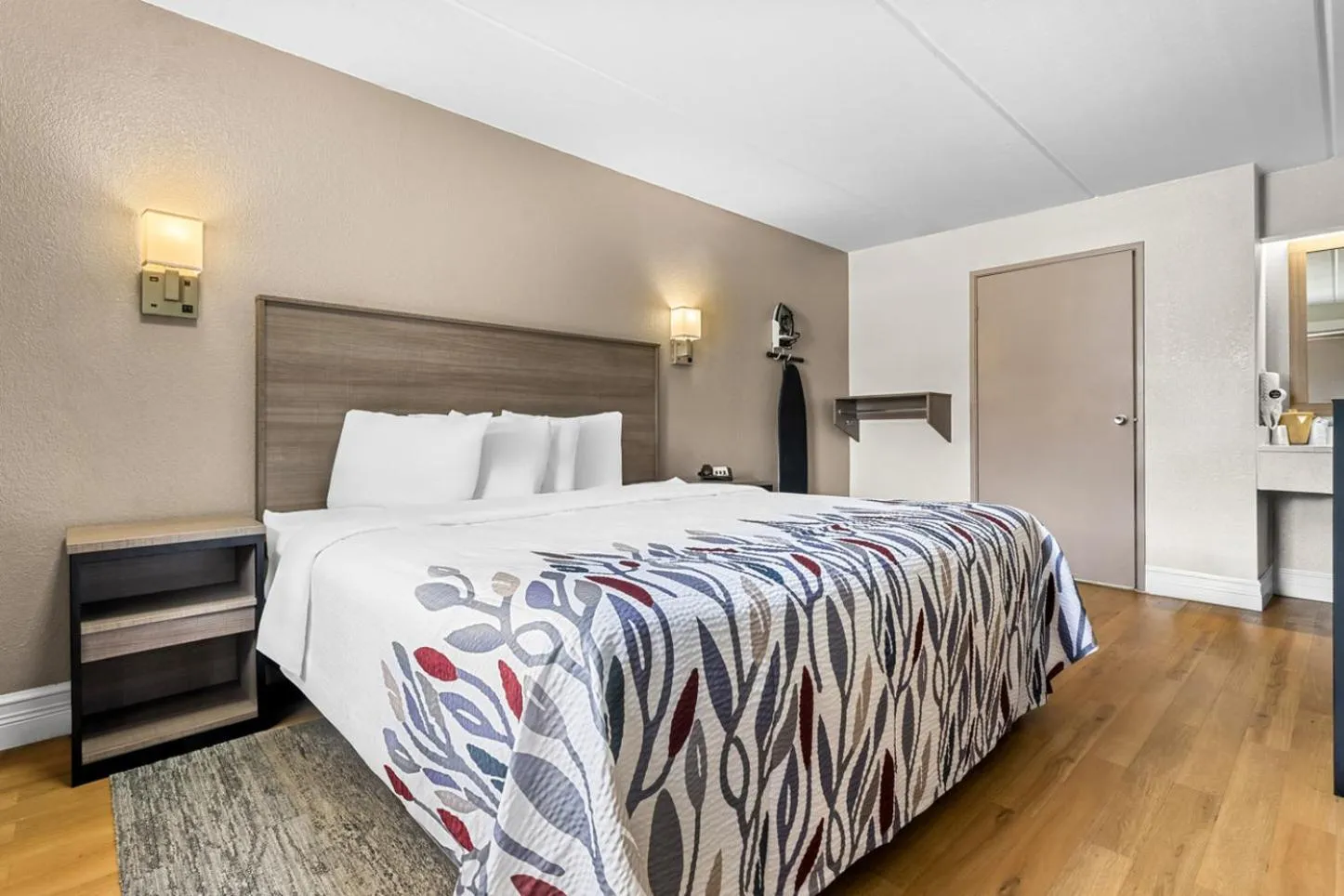 Photo of the whole room, Bed in Red Roof Inn Tampa Fairgrounds - Casino