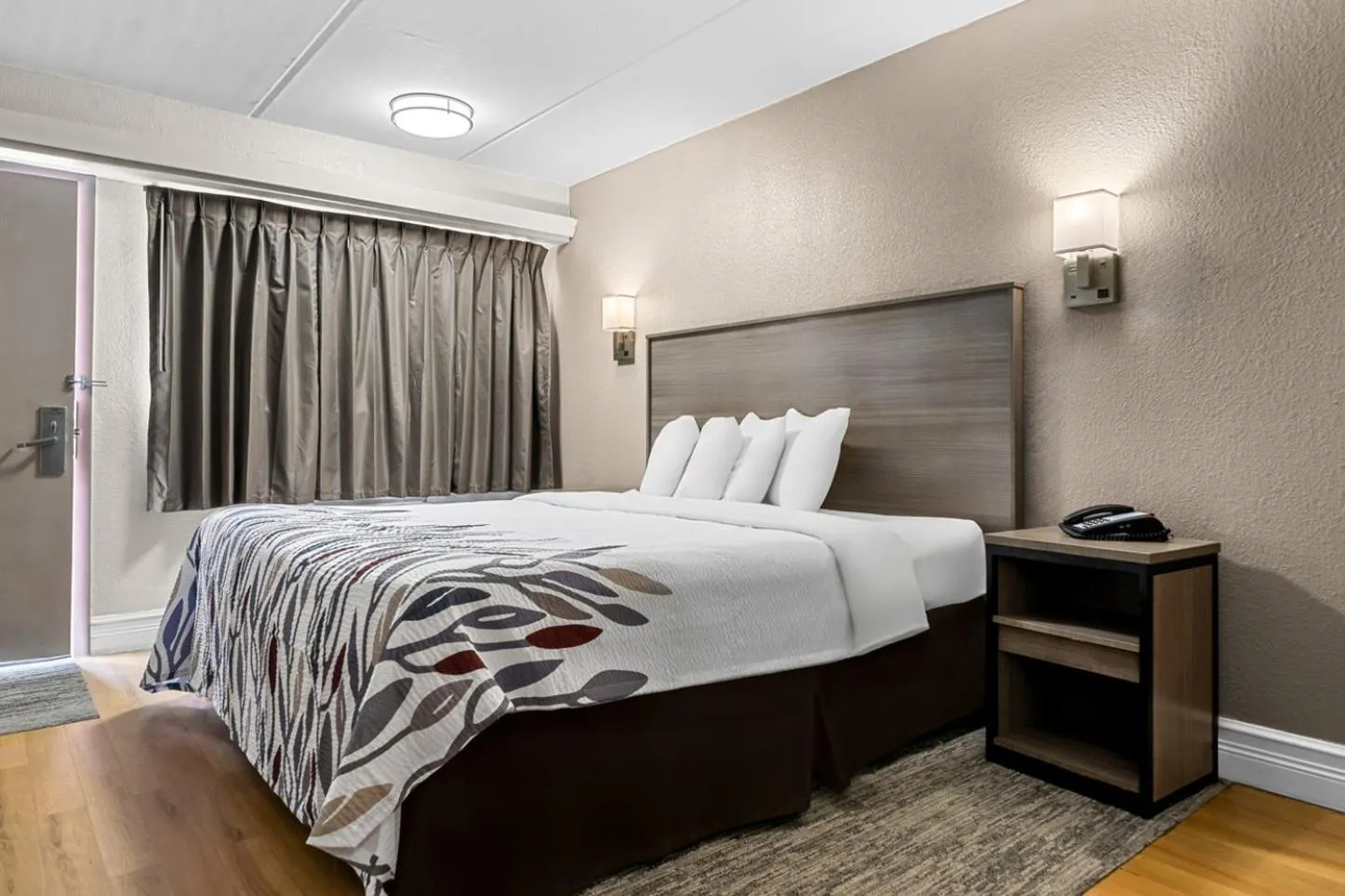 Photo of the whole room, Bed in Red Roof Inn Tampa Fairgrounds - Casino