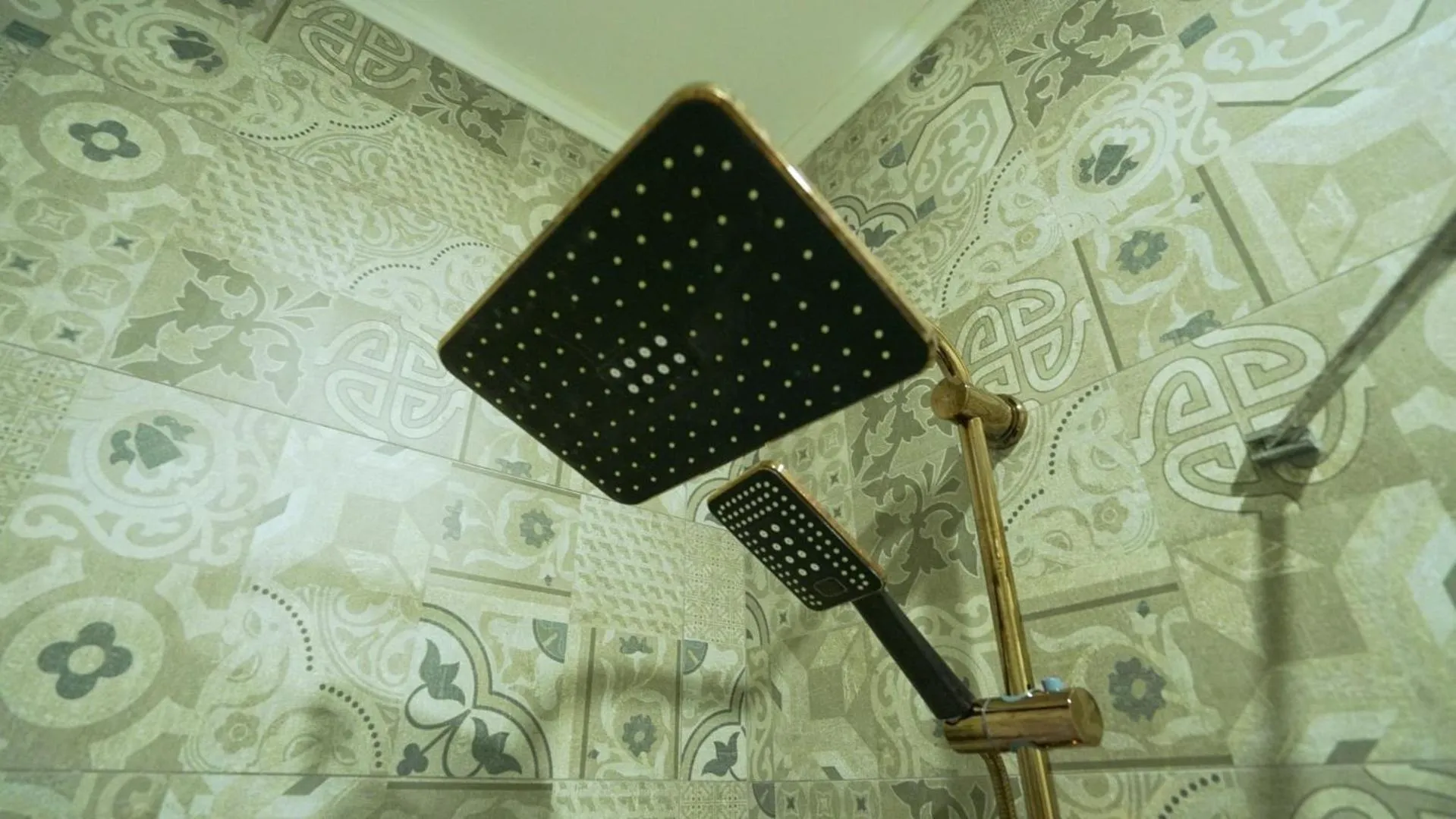 Bathroom in Homey AirPort Hotel