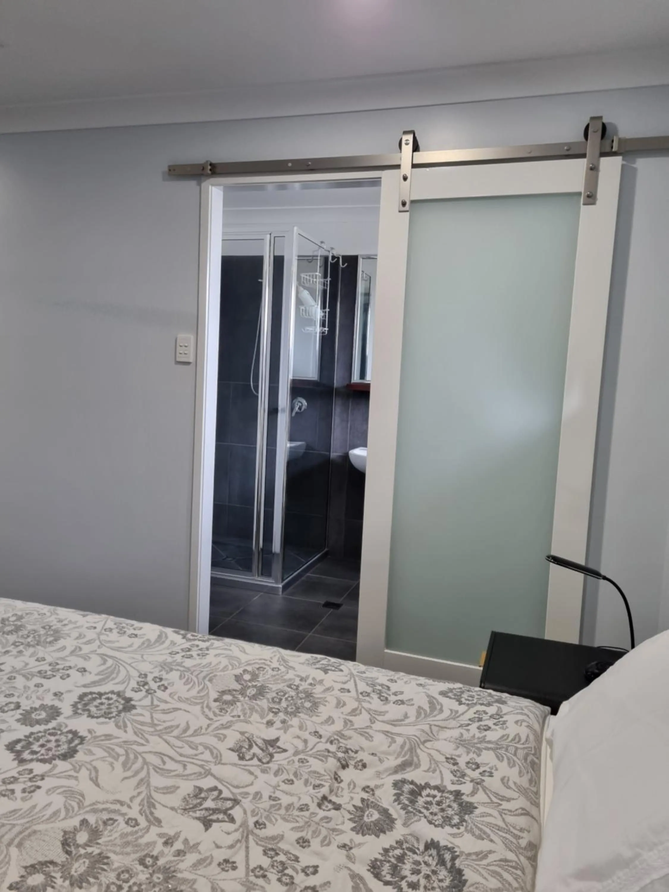 Bathroom, Bed in Markwell Villa's Kingaroy