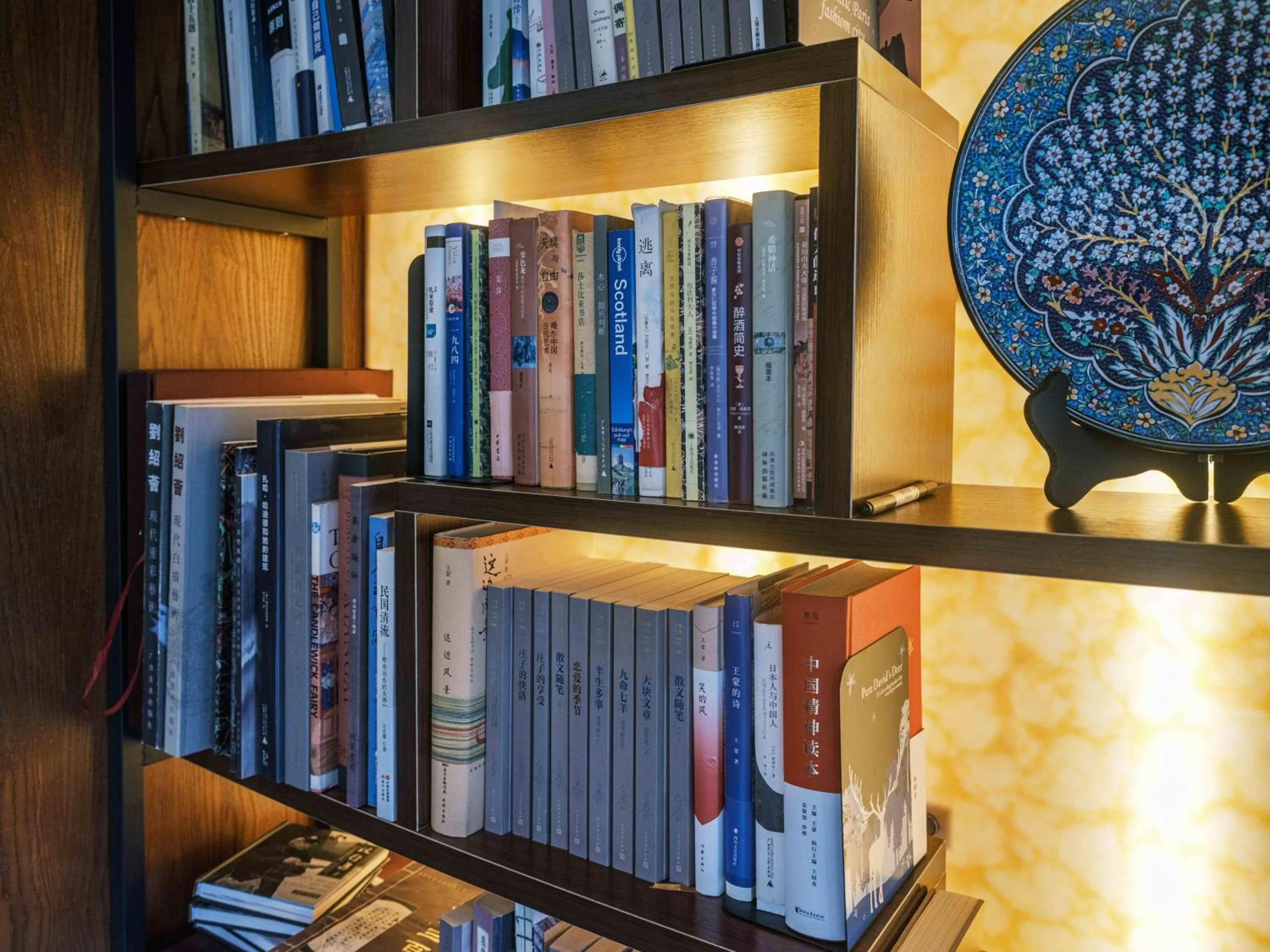 Library in Yangshuo Mountain River Ballad Hotel - Free Yangshuo Train Station Pick Up and Drop Off