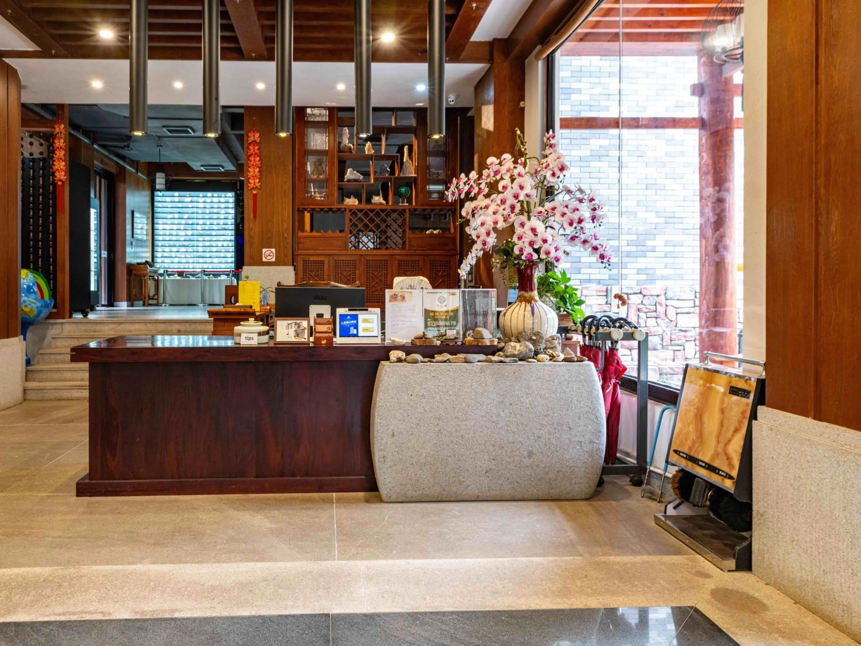 Lobby or reception in Yangshuo Mountain River Ballad Hotel - Free Yangshuo Train Station Pick Up and Drop Off