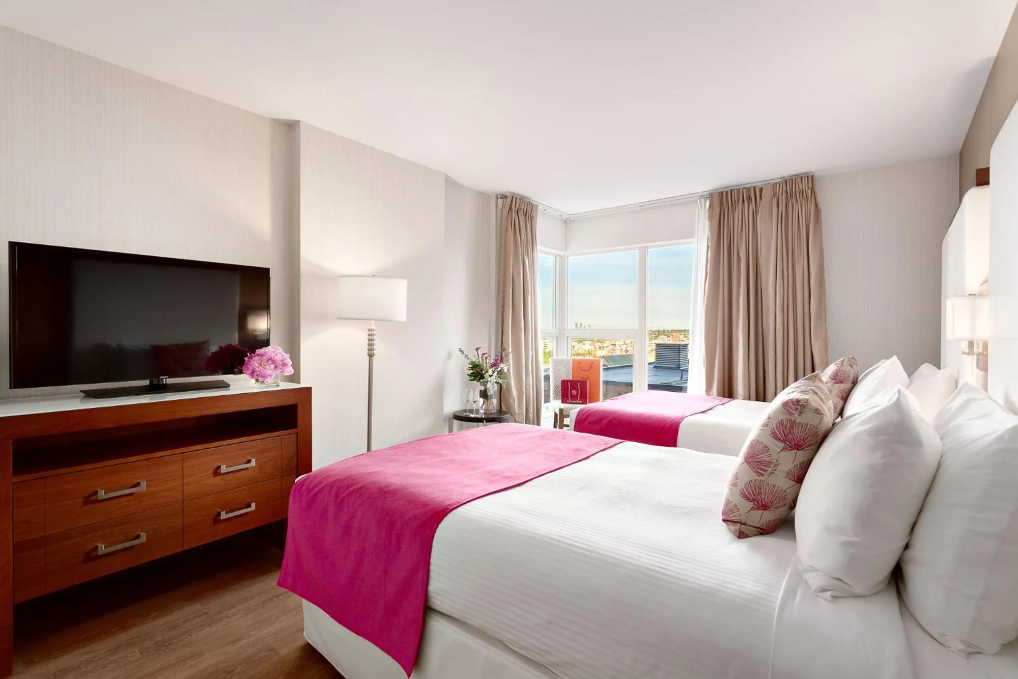 Bed in Auberge Vancouver Hotel