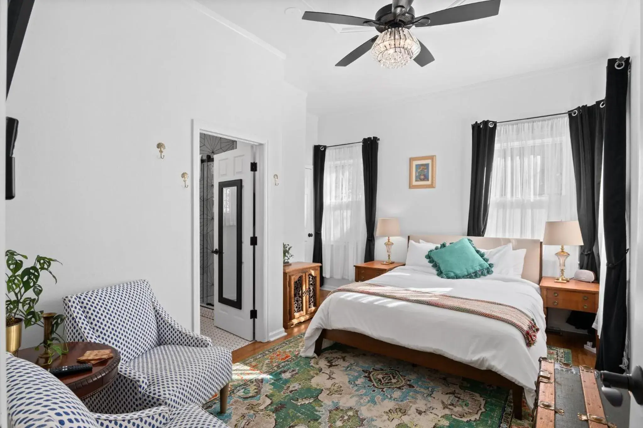 Deluxe Queen Suite in Flora House Denver Deluxe Queen Suite in Flora House Denver