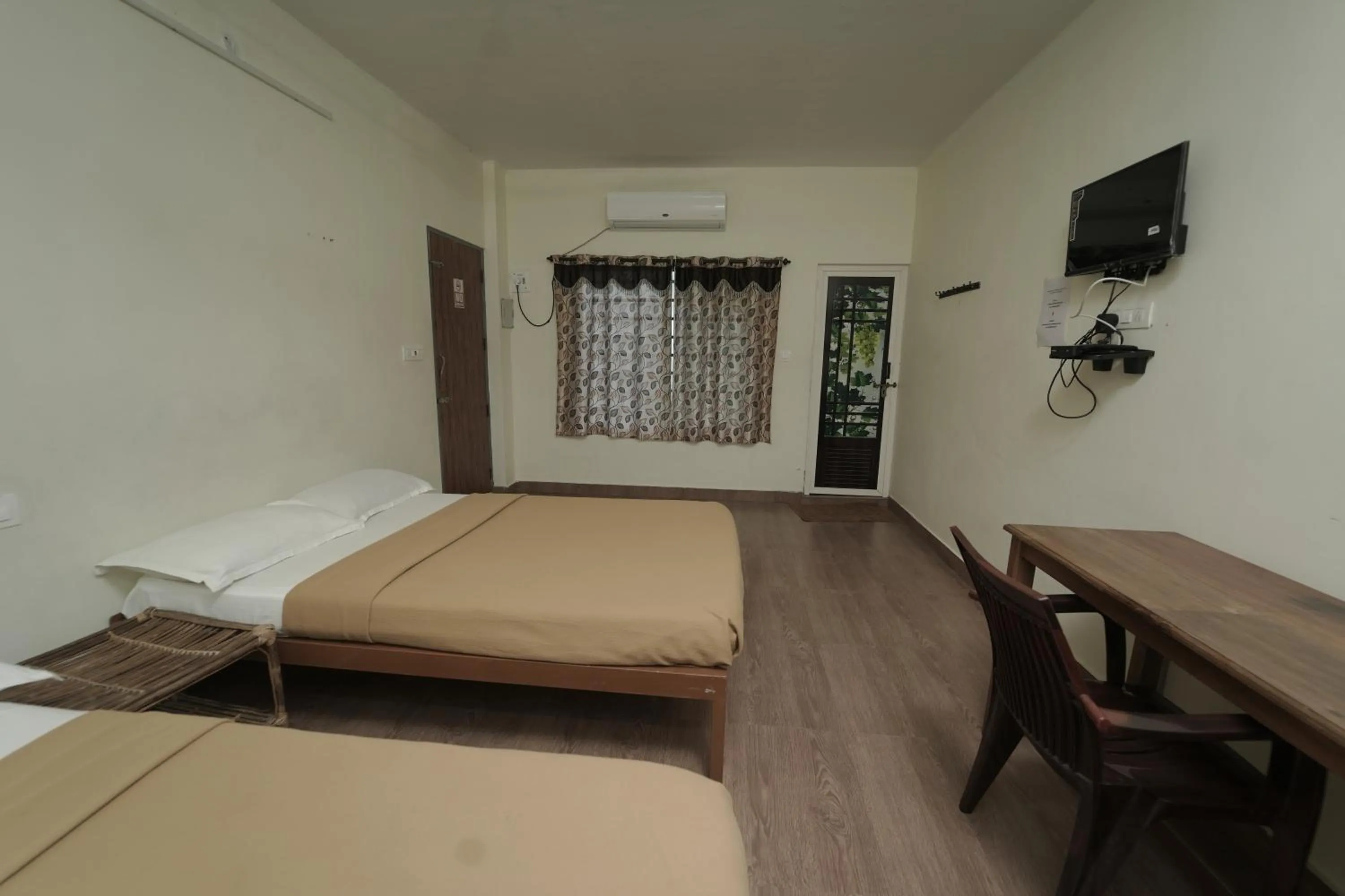 Communal lounge/ TV room, Bed in JUNGLE PARADISE FARM & GUEST HOUSE