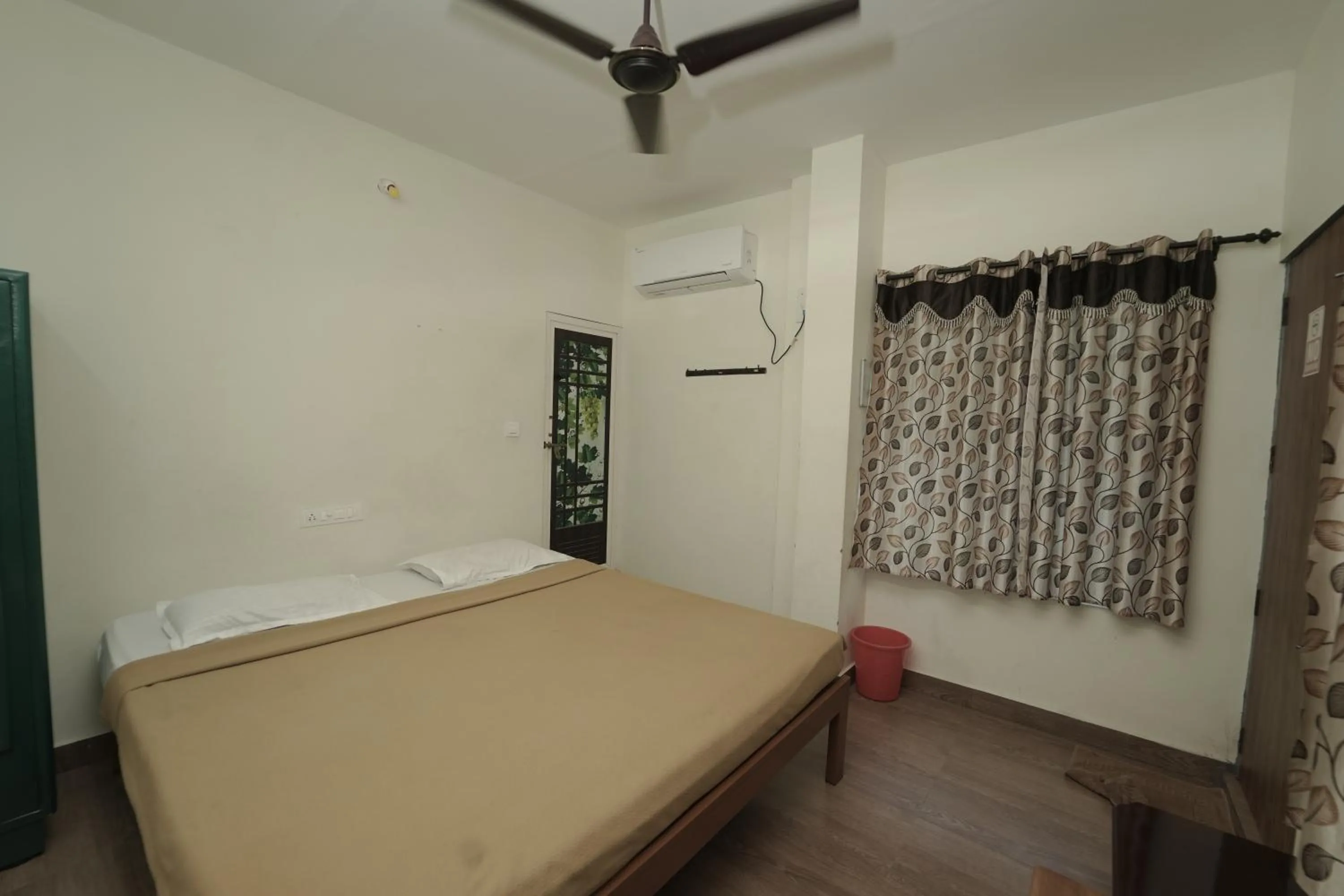 Bed in JUNGLE PARADISE FARM & GUEST HOUSE