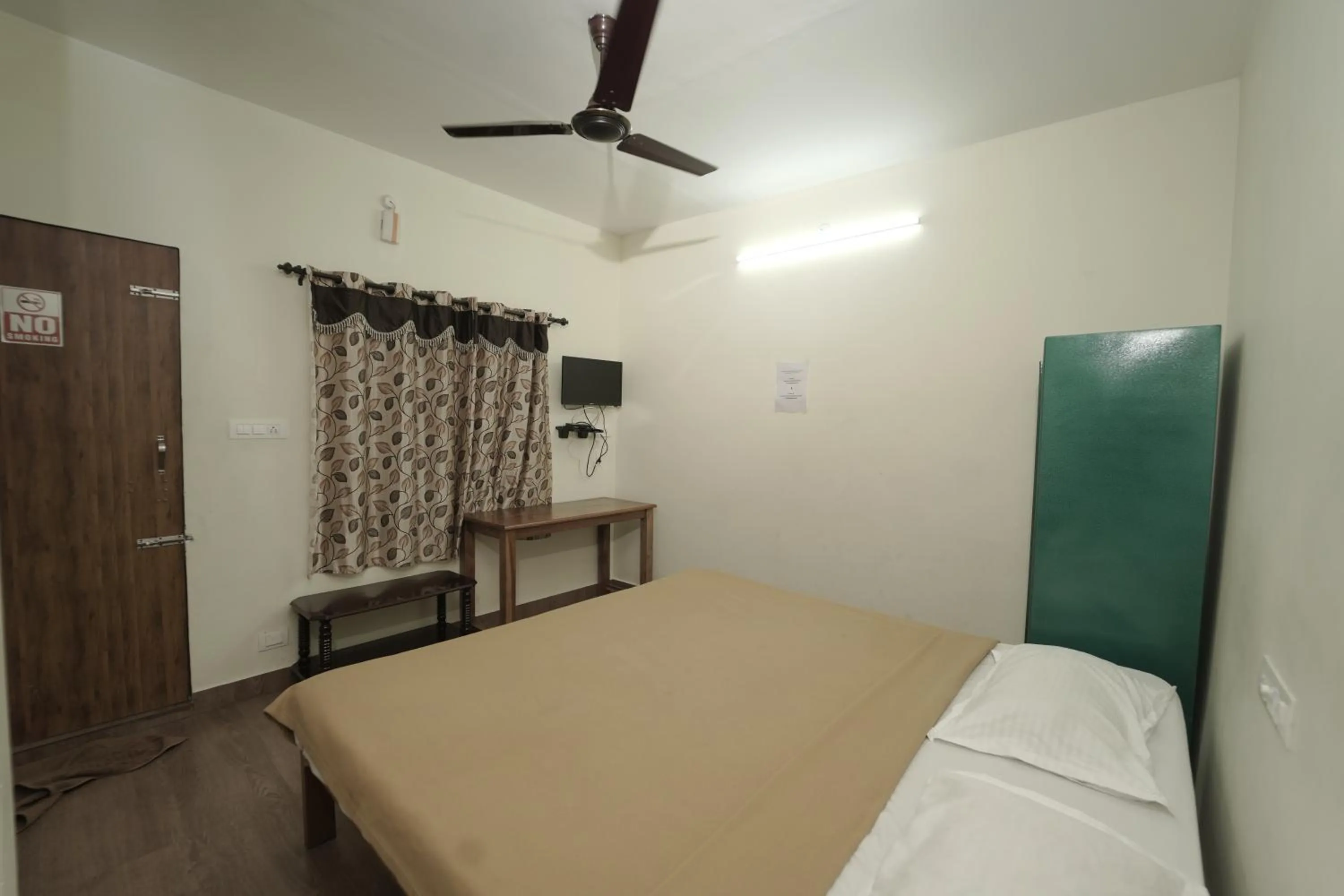 Bed in JUNGLE PARADISE FARM & GUEST HOUSE