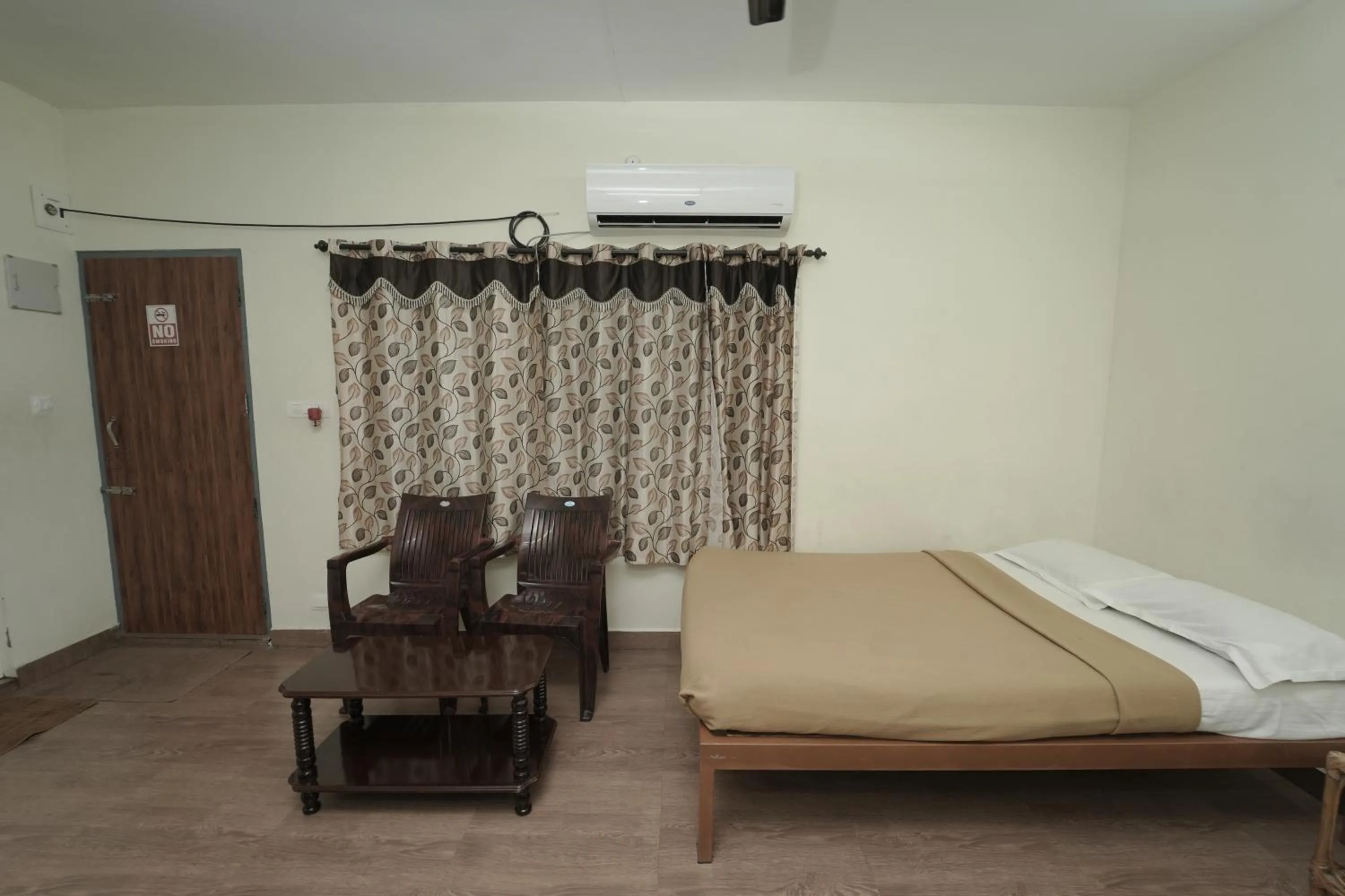 Living room, Bed in JUNGLE PARADISE FARM & GUEST HOUSE