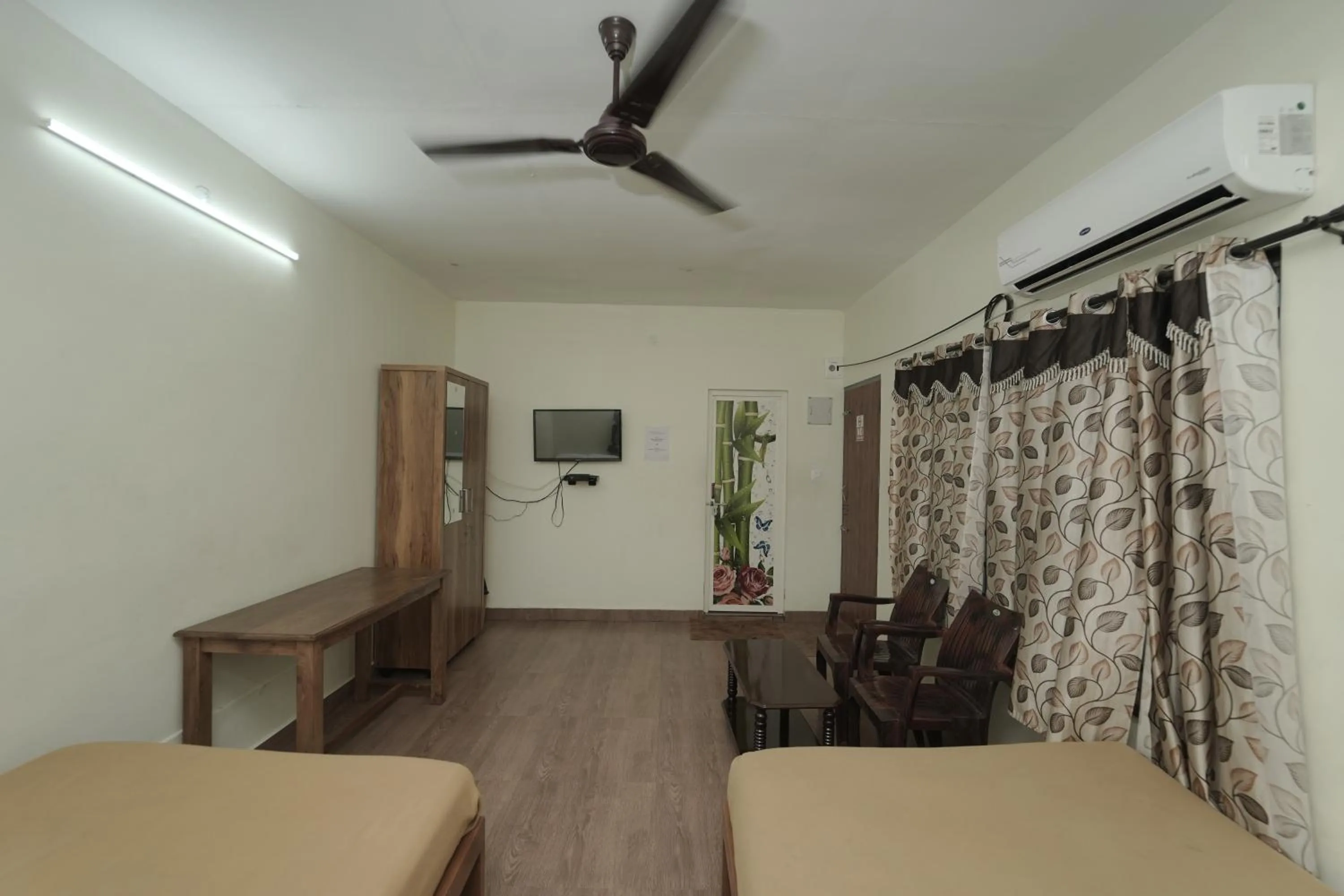 Bed in JUNGLE PARADISE FARM & GUEST HOUSE