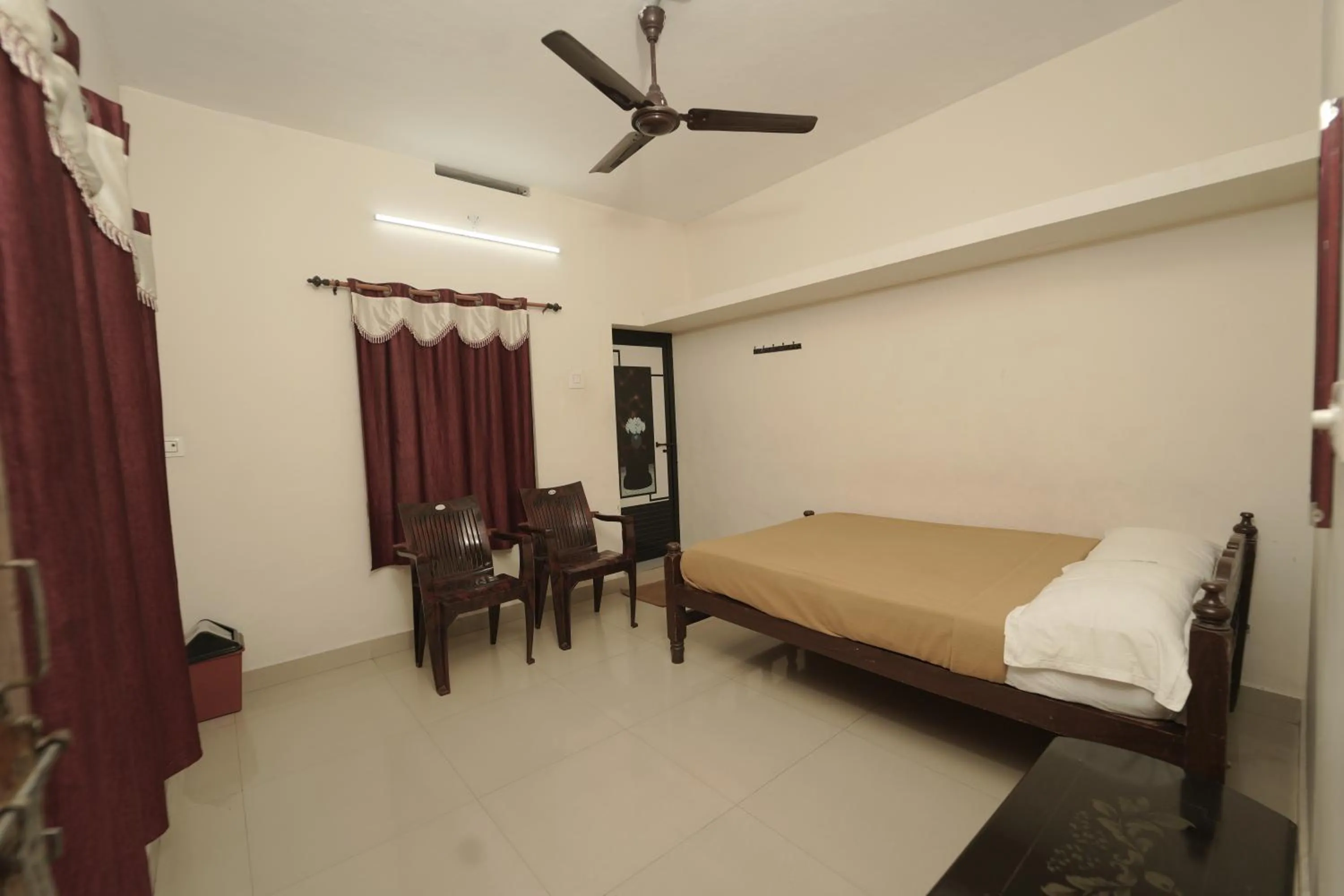 Bed in JUNGLE PARADISE FARM & GUEST HOUSE
