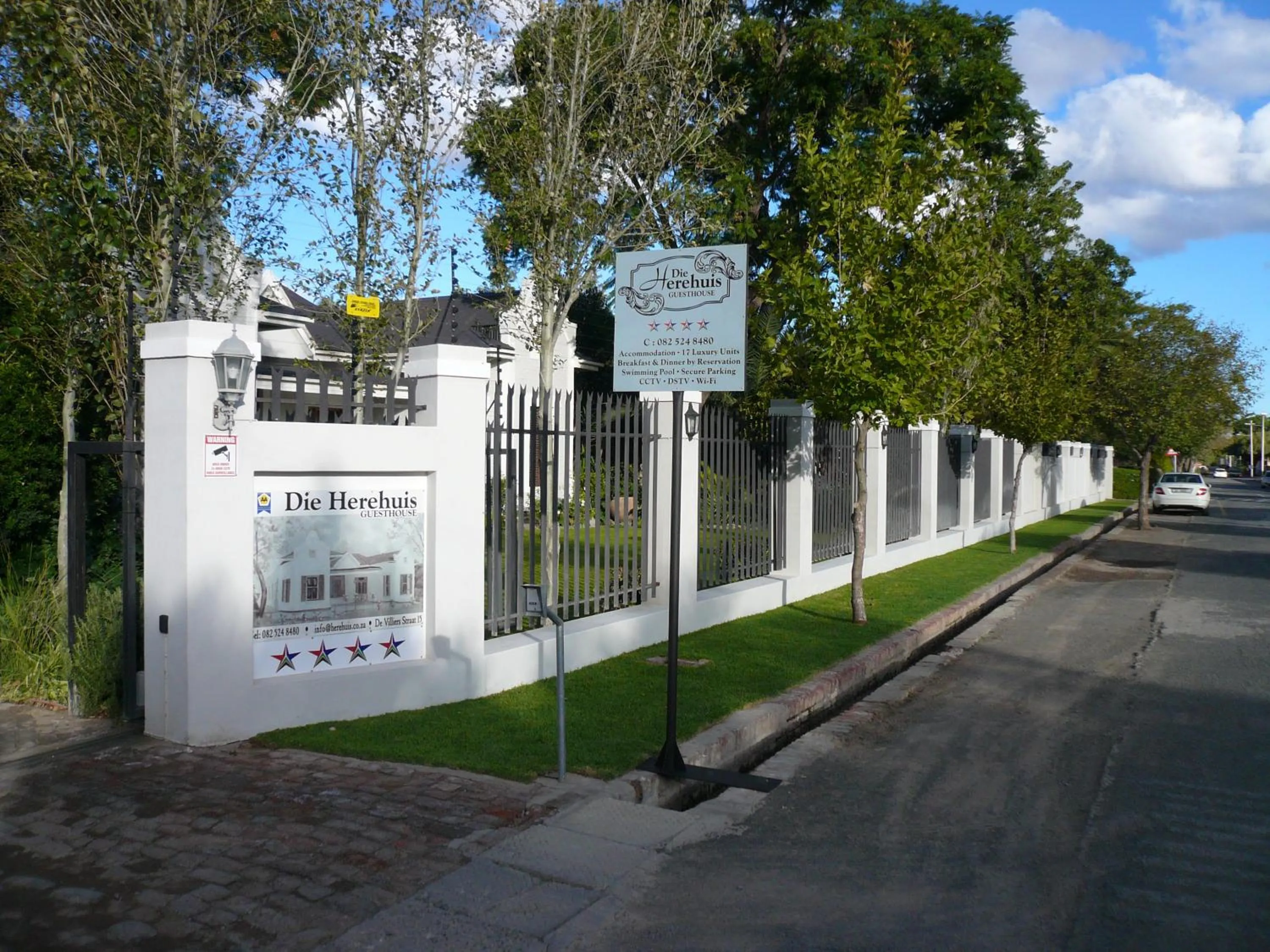 Facade/entrance in Die Herehuis