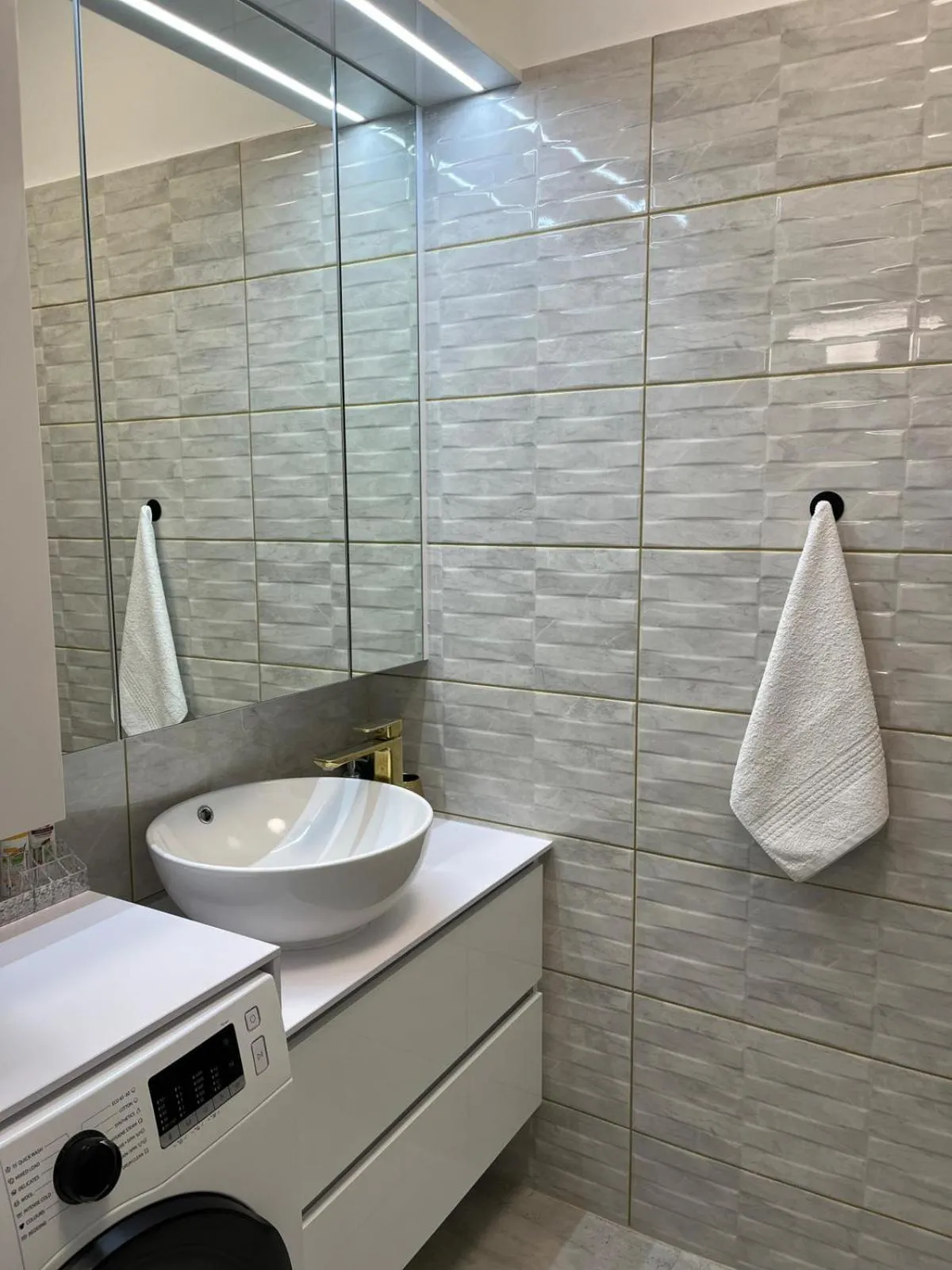 La Luna Premium Deluxe Apartment with Pool & Jacuzzi, Bikes and Covered Parking
