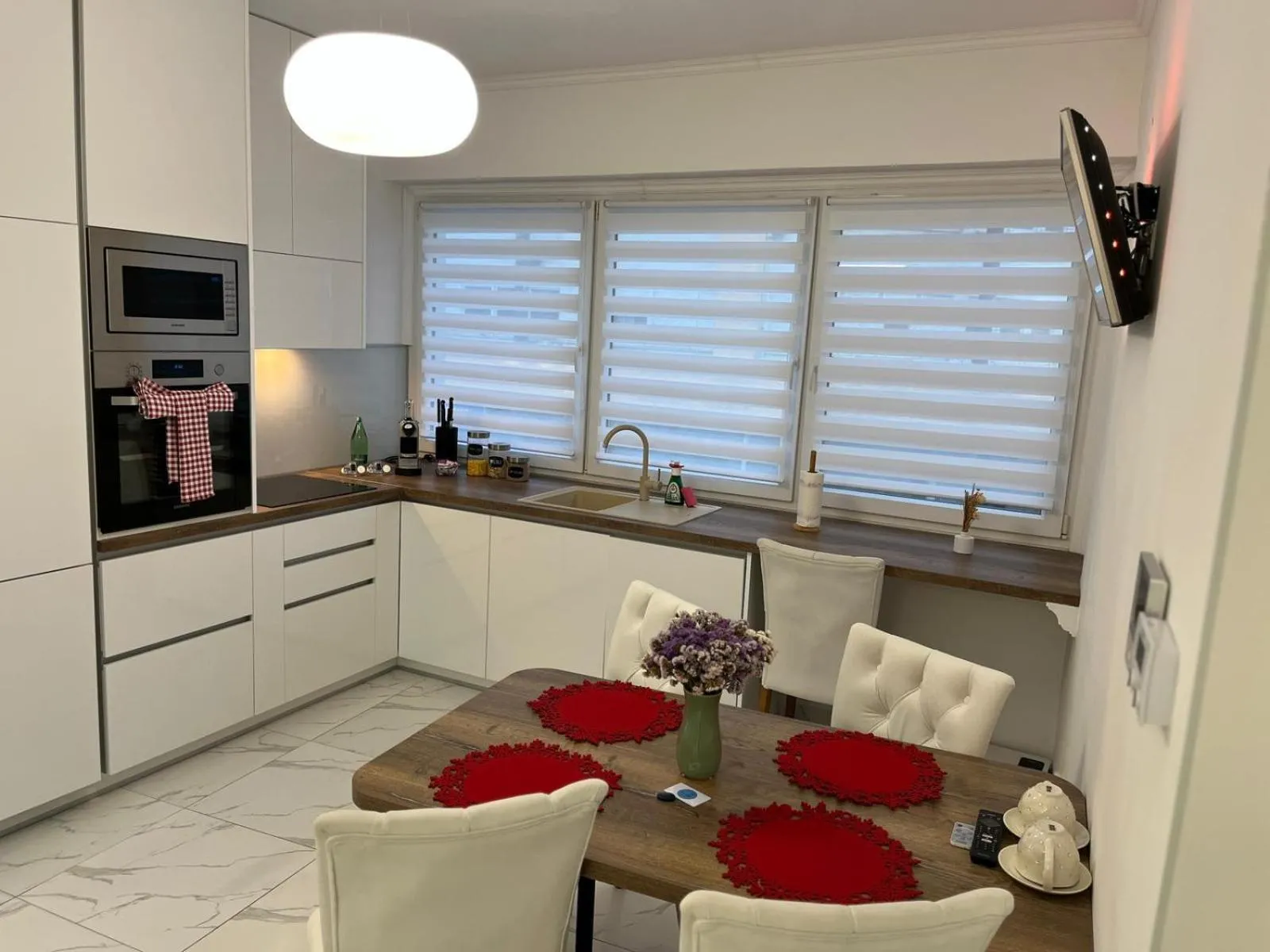 La Luna Premium Deluxe Apartment with Pool & Jacuzzi, Bikes and Covered Parking