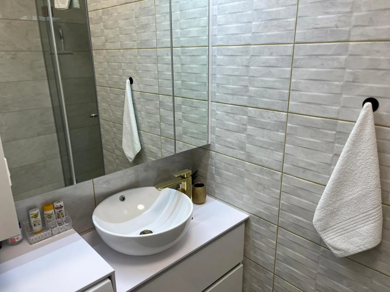 La Luna Premium Deluxe Apartment with Pool & Jacuzzi, Bikes and Covered Parking
