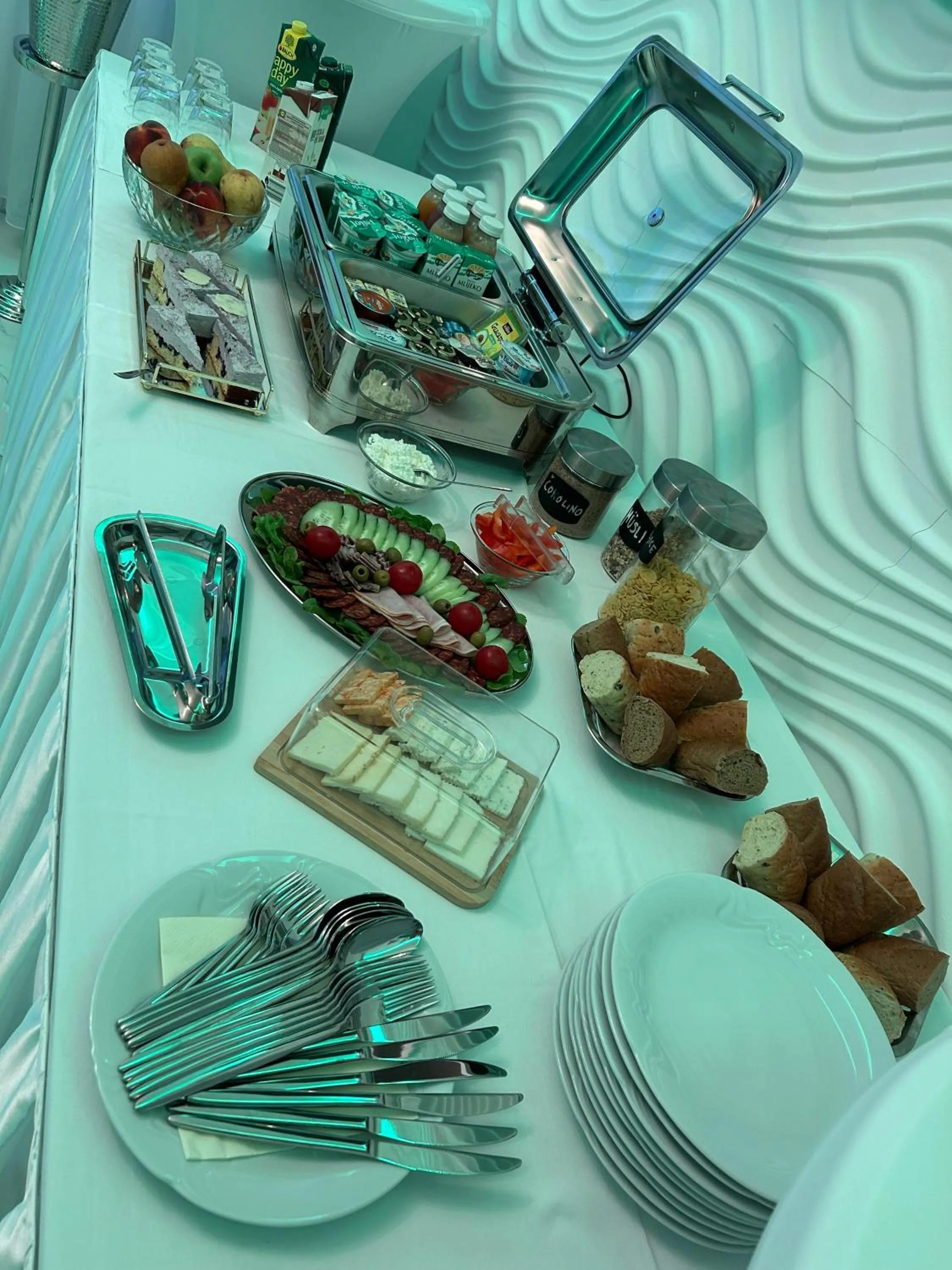 Breakfast in La Luna Premium Deluxe Apartment with Pool & Jacuzzi, Bikes and Covered Parking