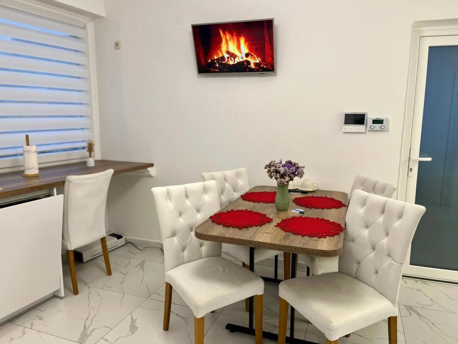La Luna Premium Deluxe Apartment with Pool & Jacuzzi, Bikes and Covered Parking