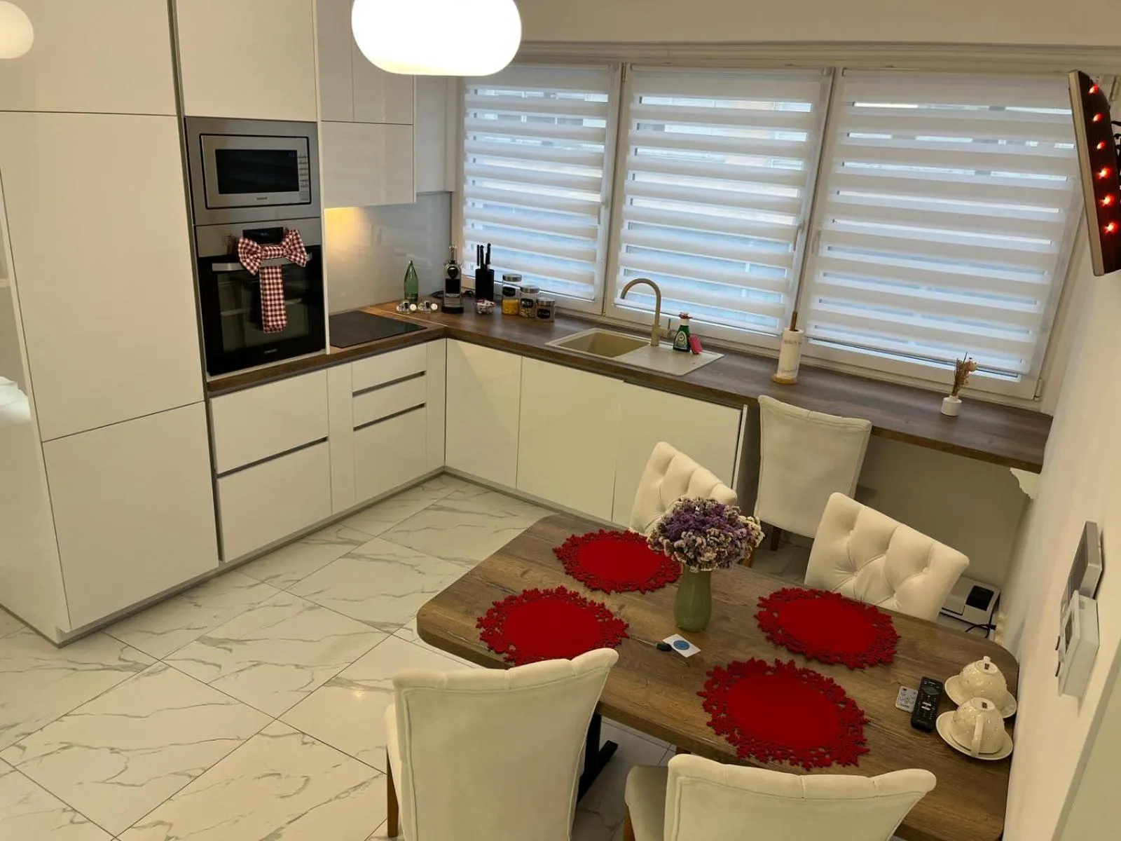 La Luna Premium Deluxe Apartment with Pool & Jacuzzi, Bikes and Covered Parking