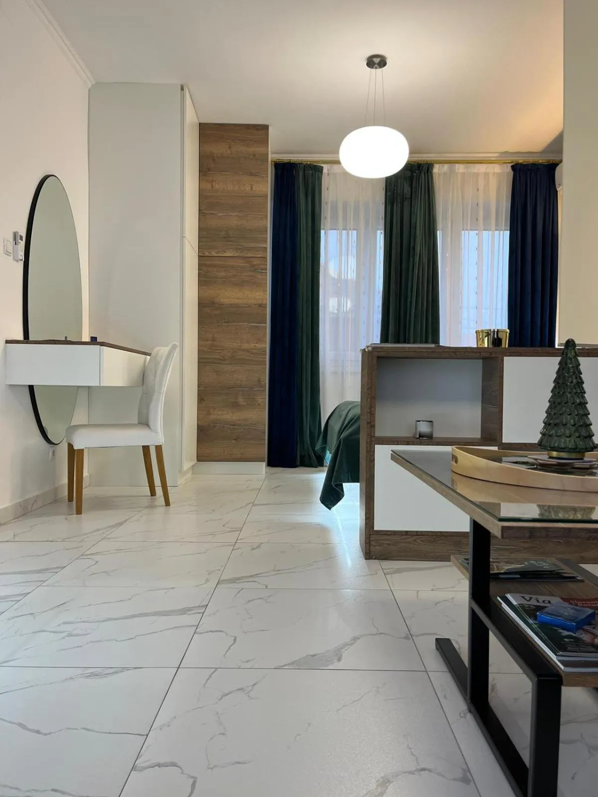 La Luna Premium Deluxe Apartment with Pool & Jacuzzi, Bikes and Covered Parking