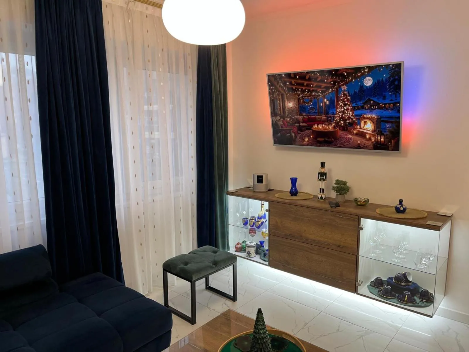 La Luna Premium Deluxe Apartment with Pool & Jacuzzi, Bikes and Covered Parking