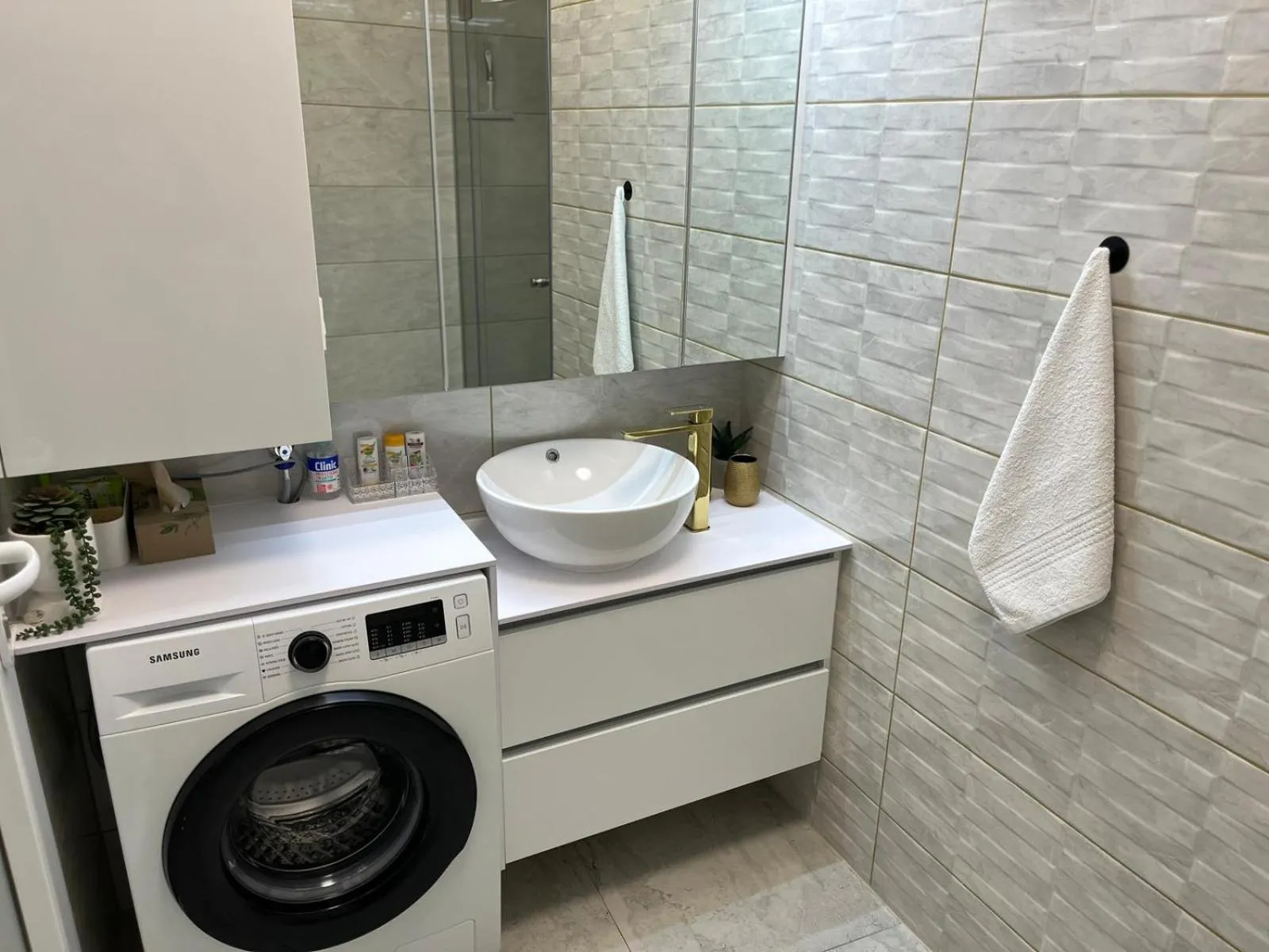 La Luna Premium Deluxe Apartment with Pool & Jacuzzi, Bikes and Covered Parking