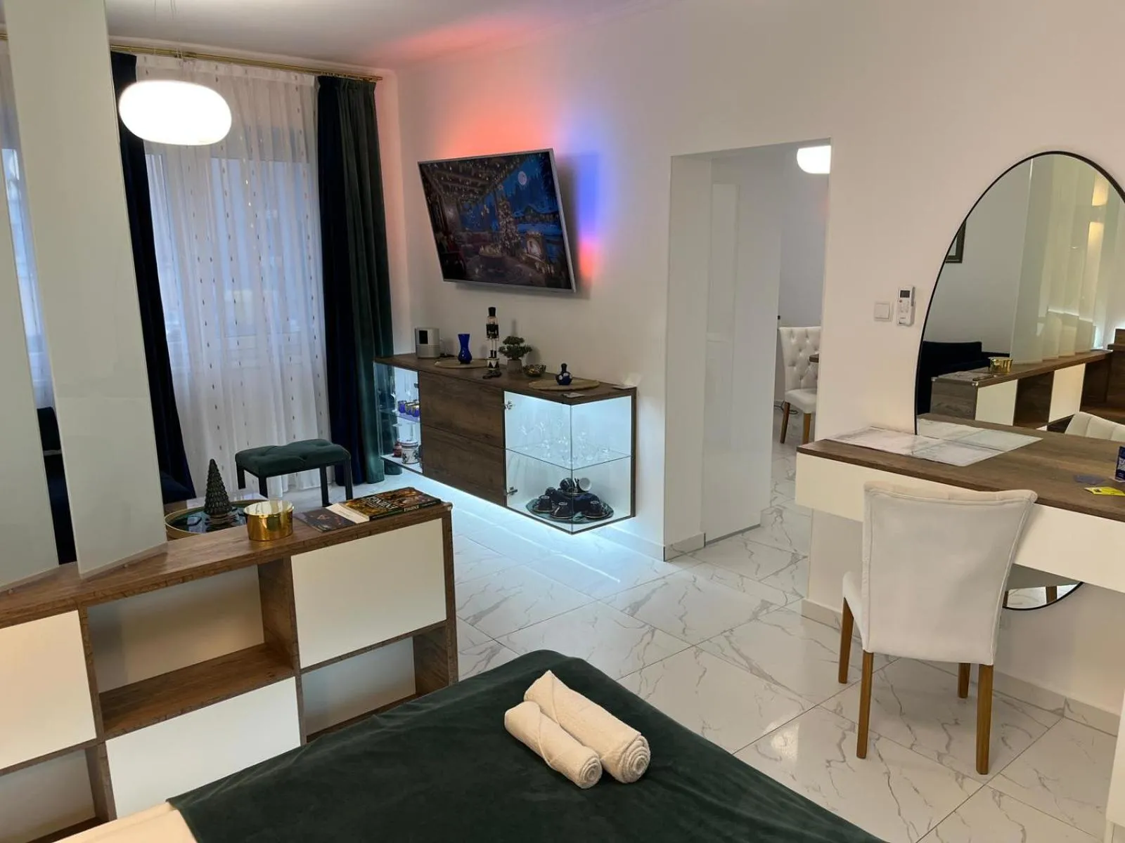 La Luna Premium Deluxe Apartment with Pool & Jacuzzi, Bikes and Covered Parking