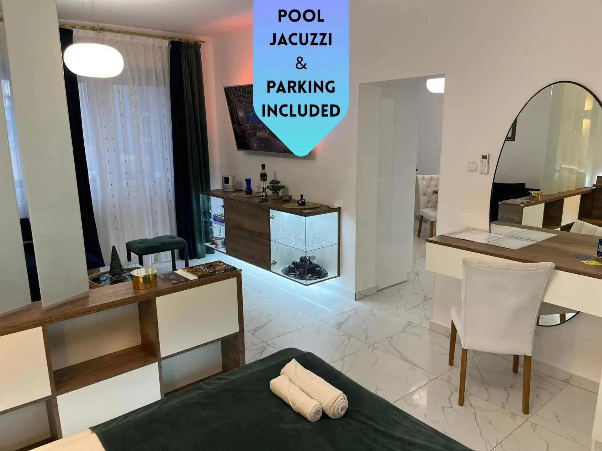 La Luna Premium Deluxe Apartment with Pool & Jacuzzi, Bikes and Covered Parking La Luna Premium Deluxe Apartment with Pool & Jacuzzi, Bikes and Covered Parking