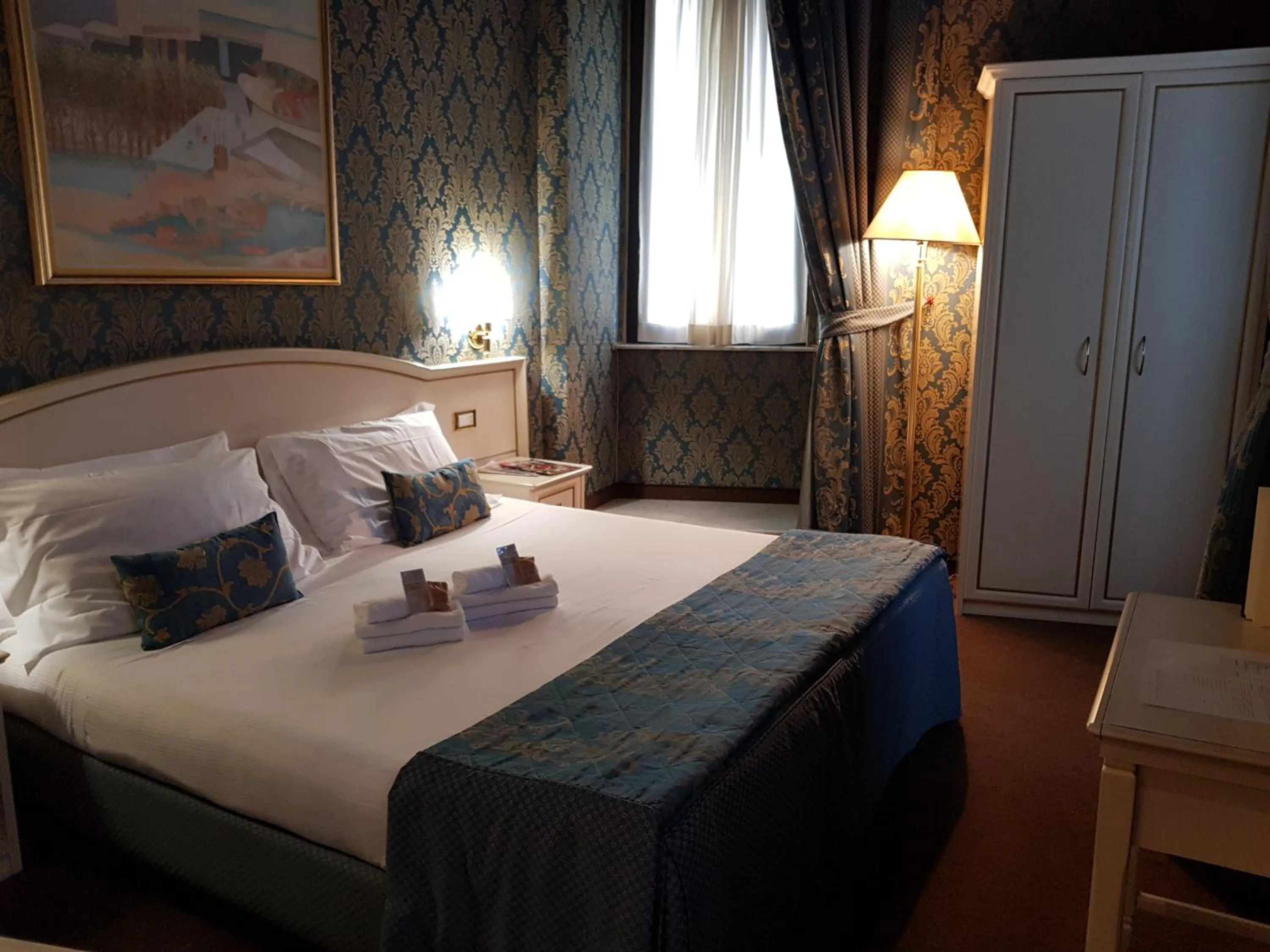 Photo of the whole room, Bed in Residenza Canova Tadolini - Guesthouse