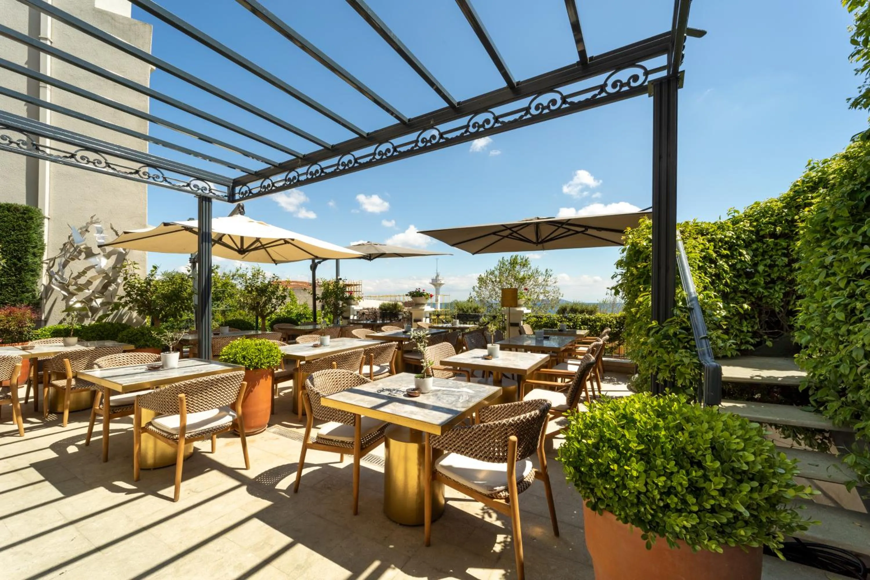 Restaurant/places to eat in Mula Hotel