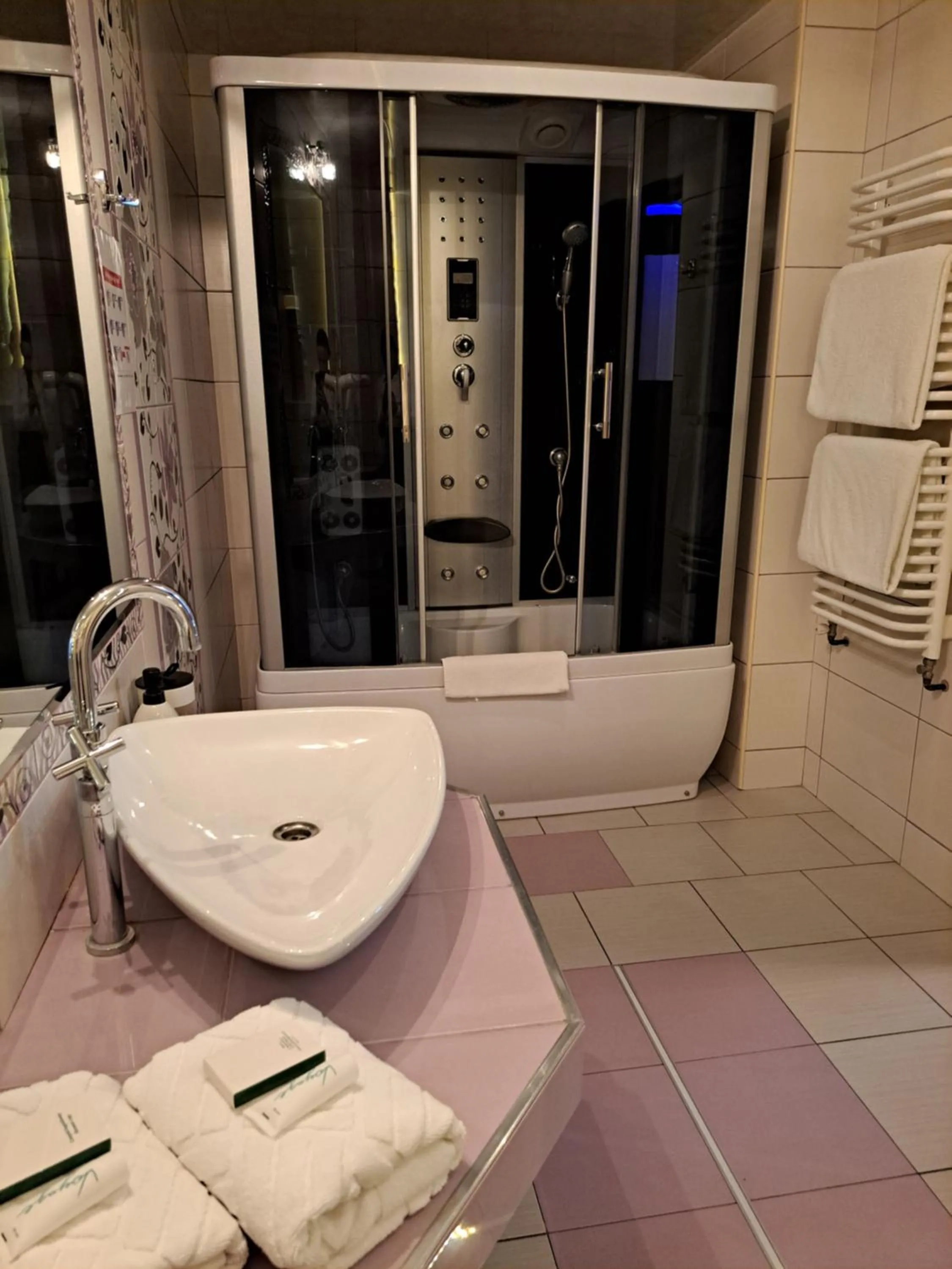 Shower in A&A PRESTIGE Spólka z Ograniczoną Odpowiedzialnością
