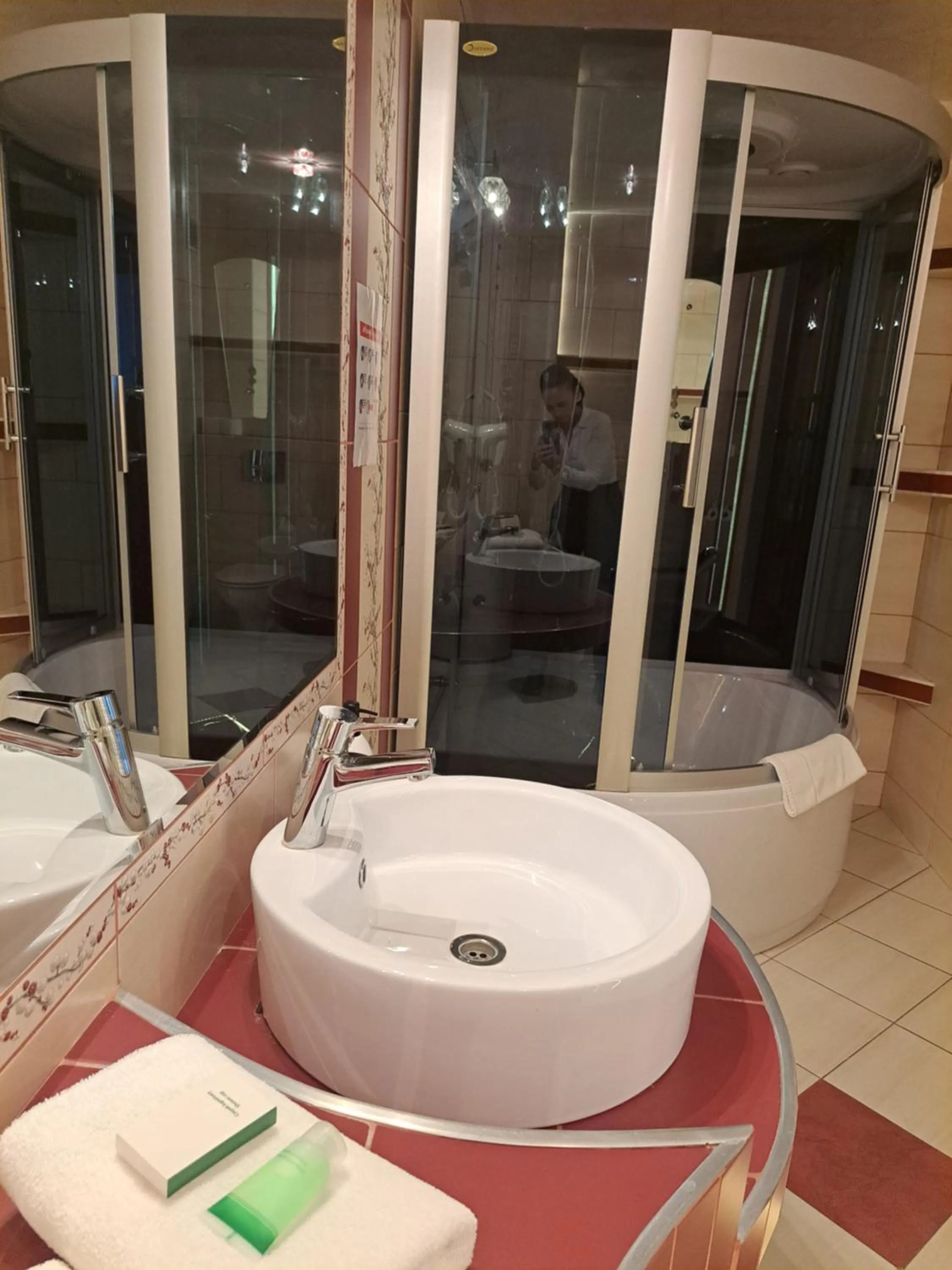 Shower in A&A PRESTIGE Spólka z Ograniczoną Odpowiedzialnością