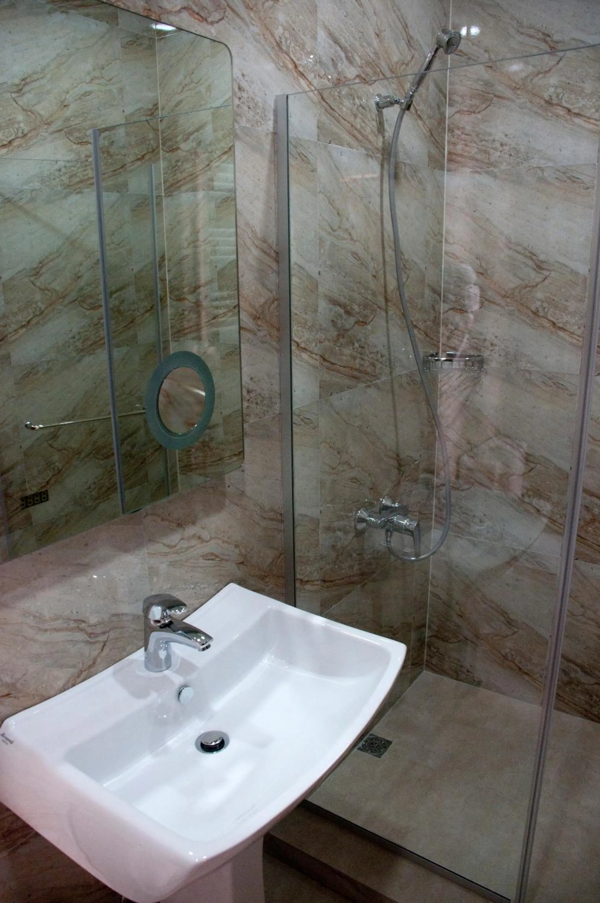 Shower in The Hilltop Skyline Hotel