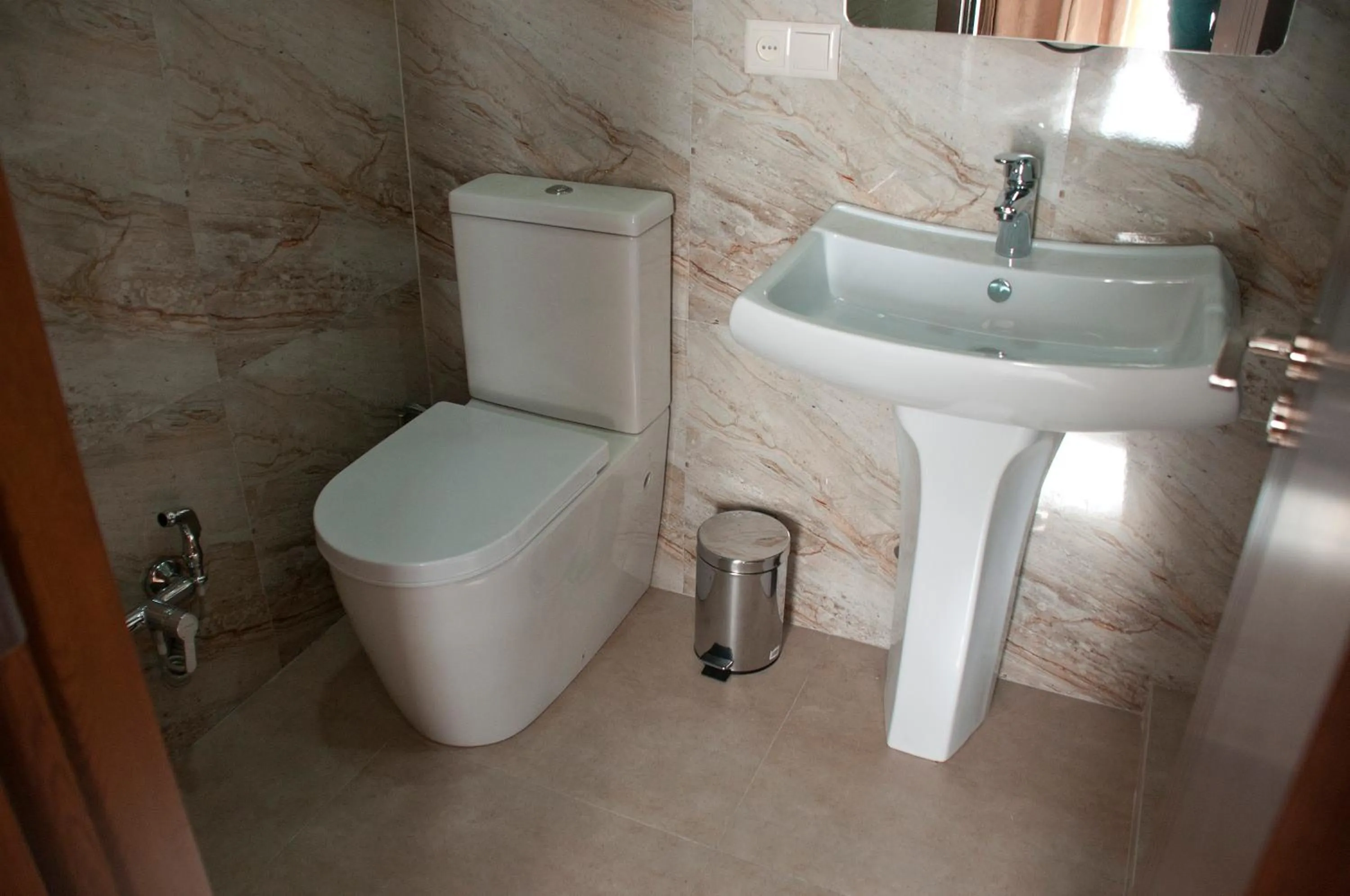 Toilet in The Hilltop Skyline Hotel