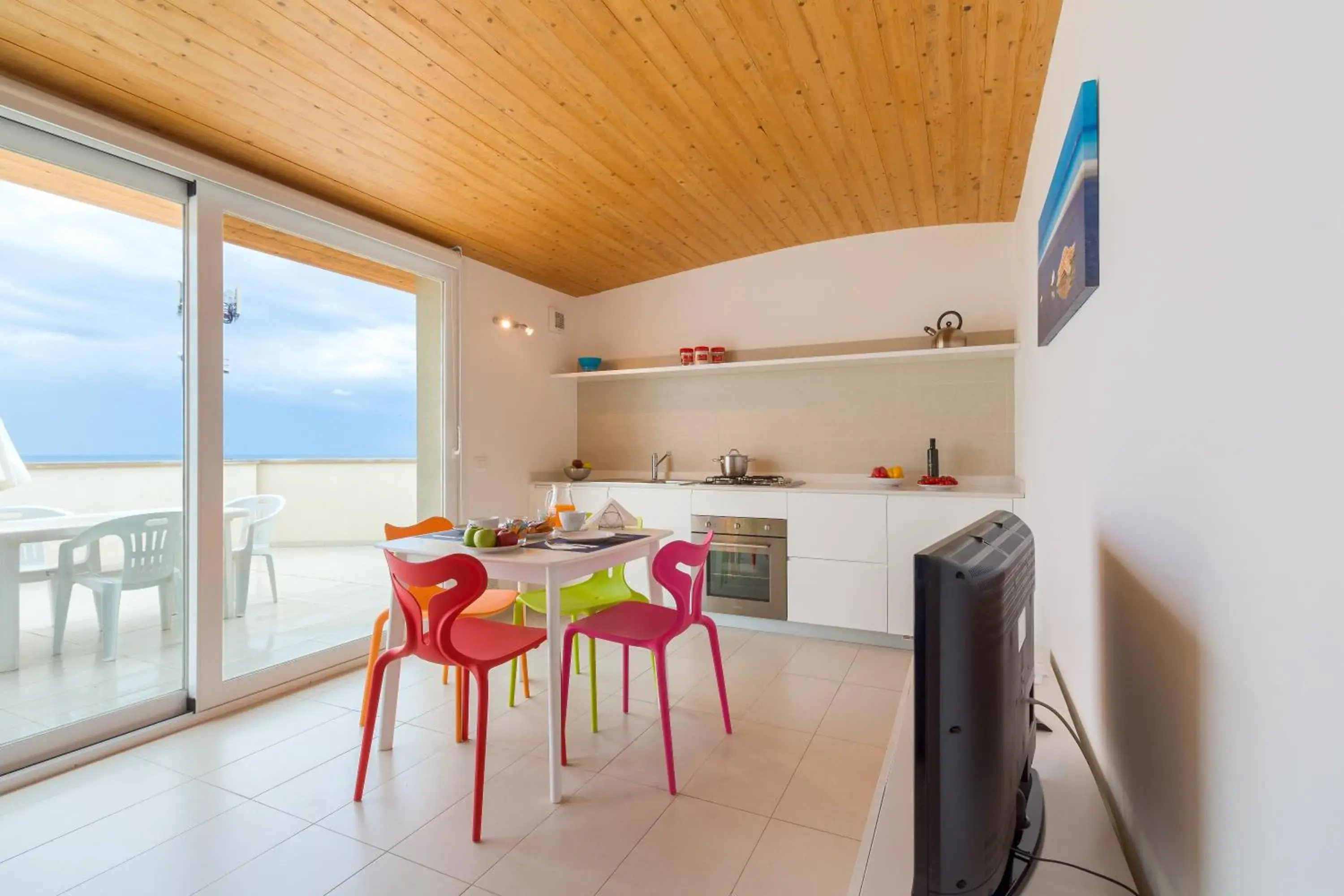 Kitchen or kitchenette, Dining Area in Appartamenti Sud Est