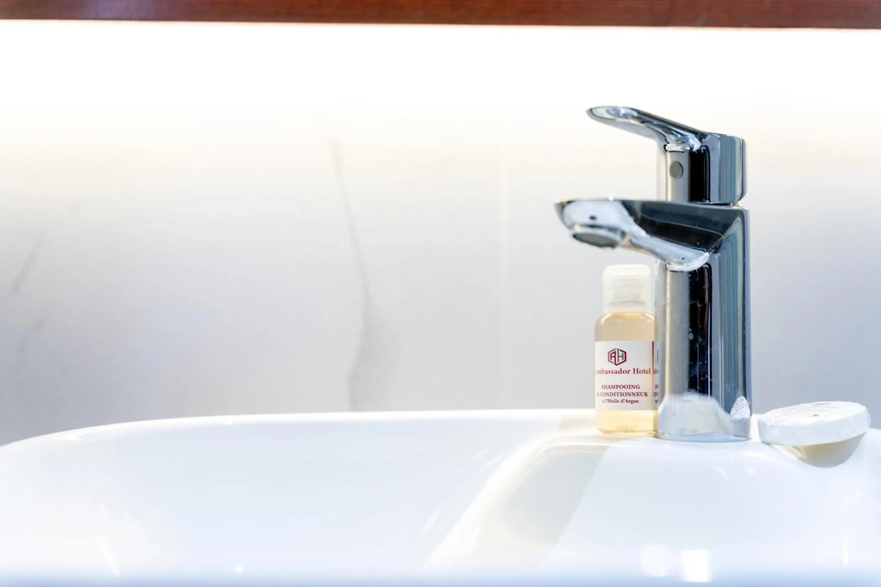 Twin Room in Hotel Les Ambassadeurs Twin Room in Hotel Les Ambassadeurs